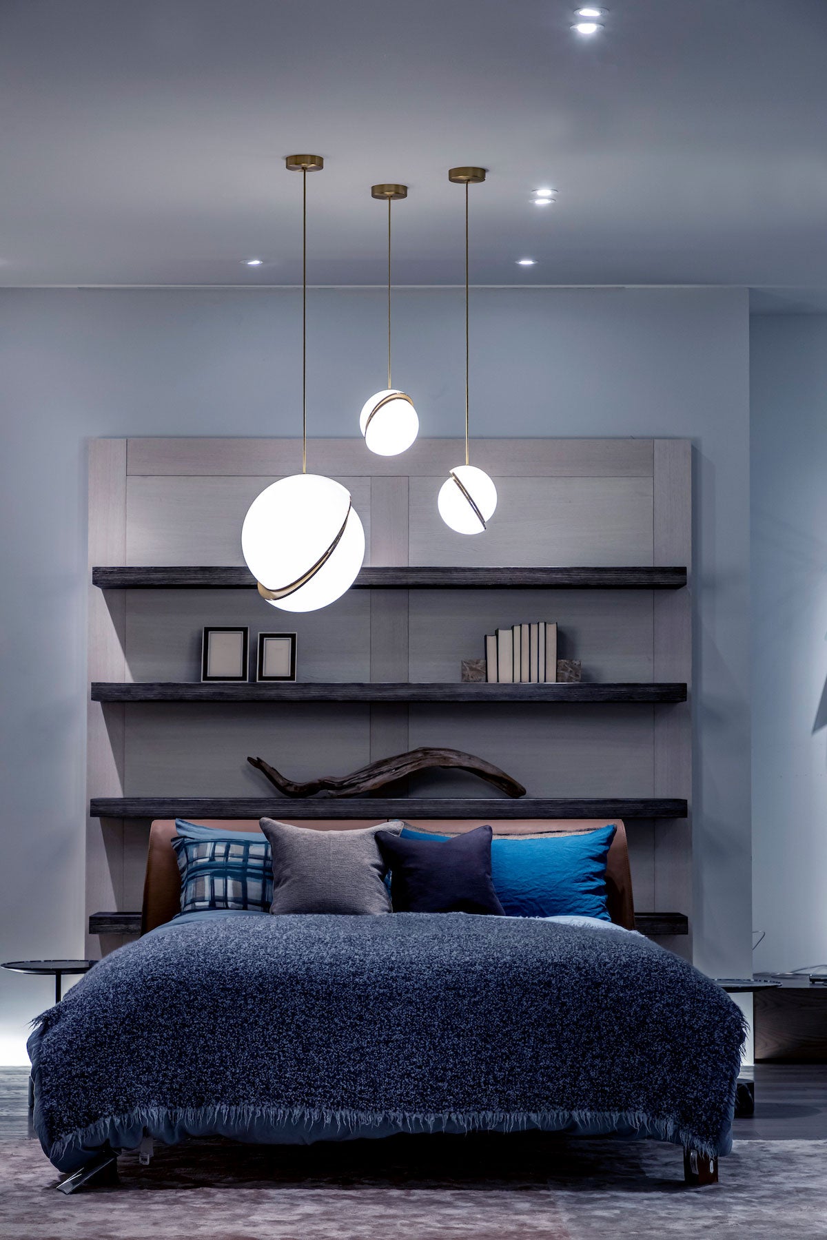 Lampa wisząca CRESCENT opalowy klosz z czernionym mosiądzem