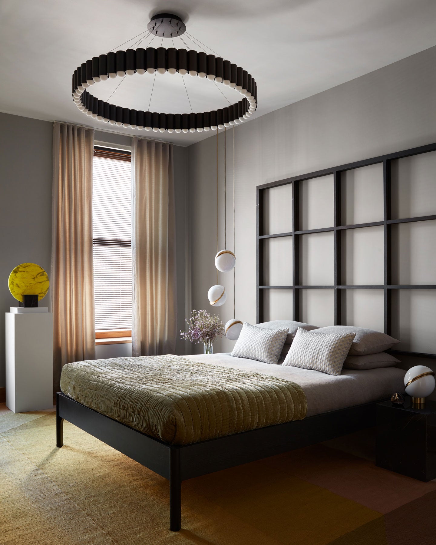 Lampa wisząca CRESCENT opalowy klosz z czernionym mosiądzem