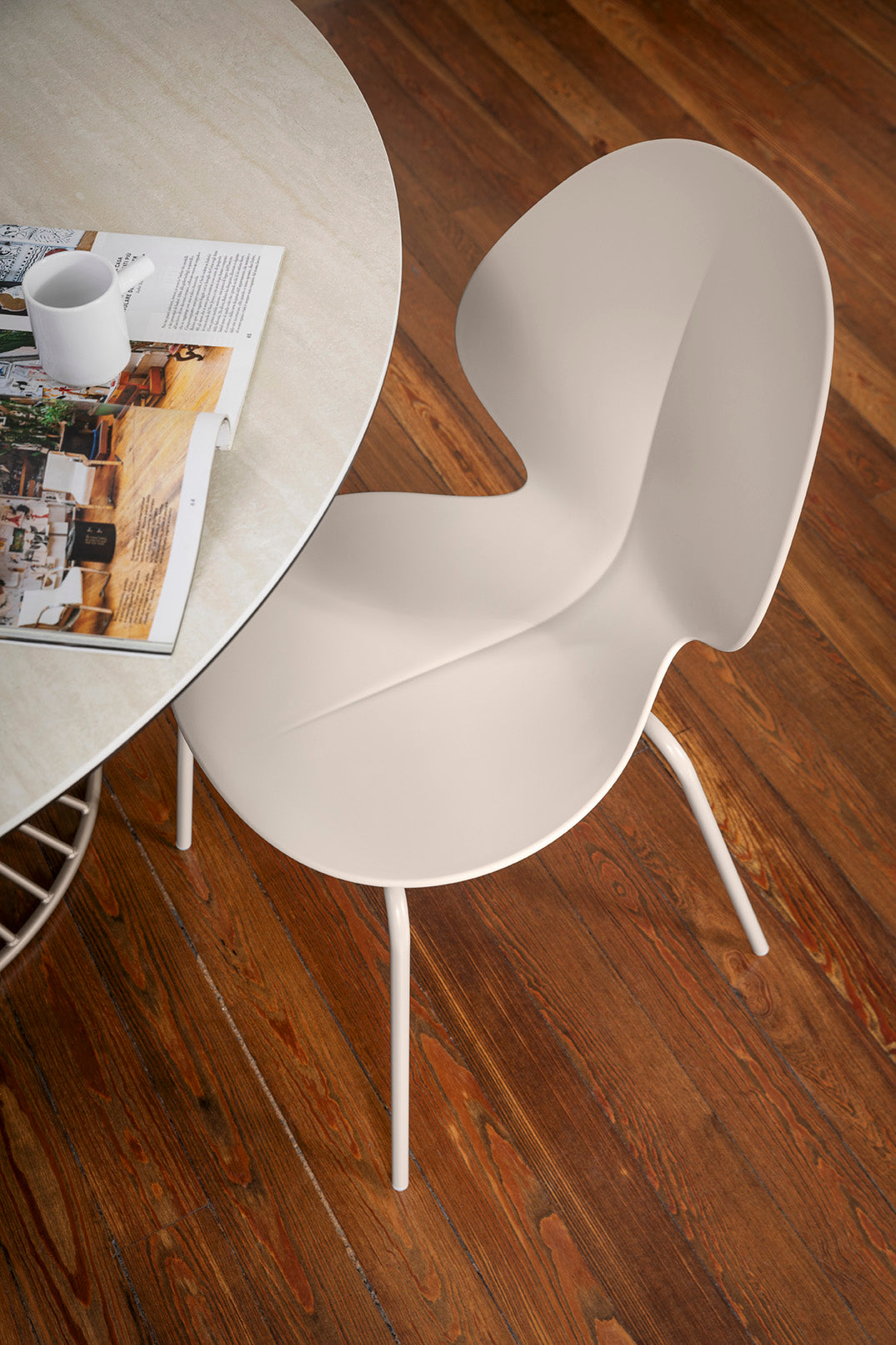 Stuhl BASIL mit weißem Sitz und weißem Metallgestell