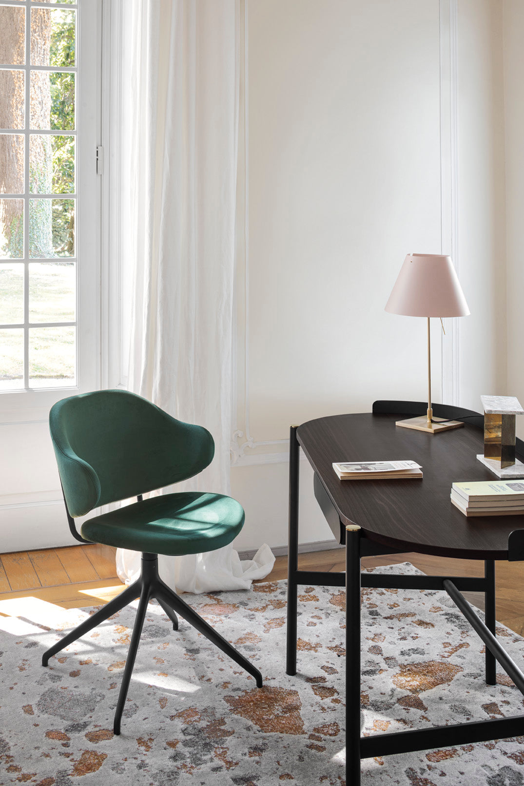 Schreibtisch MADAME mit dunkelbraunem Tischplatte und schwarzem Gestell