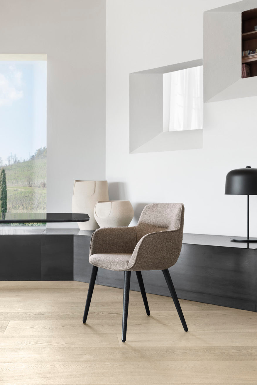 SWEEL Stuhl mit gepolstertem Sitz und dunklem Holzgestell