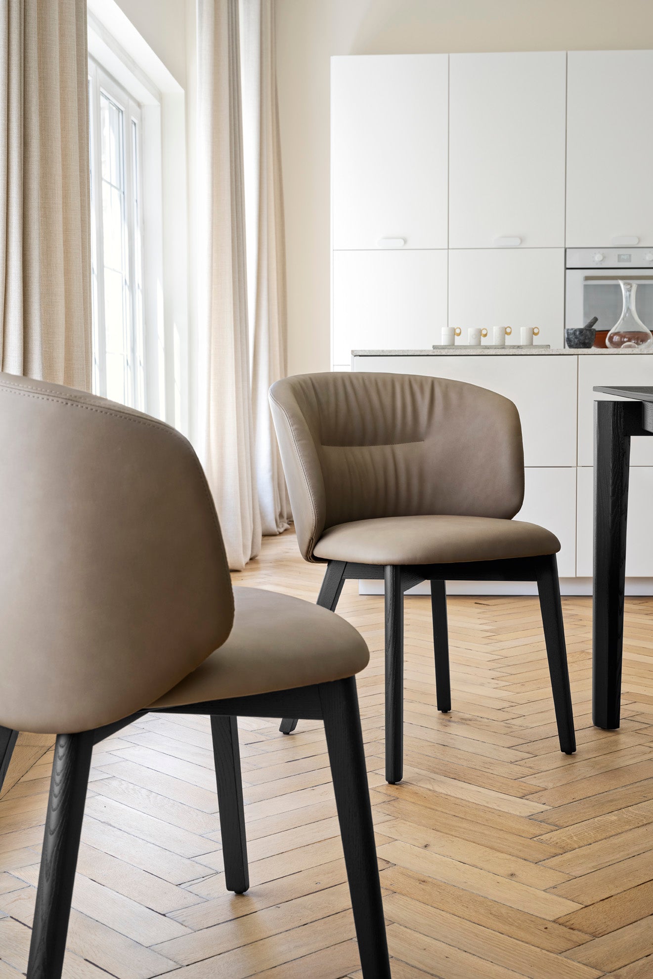 SWEEL Polsterstuhl mit Nussbaumfuß