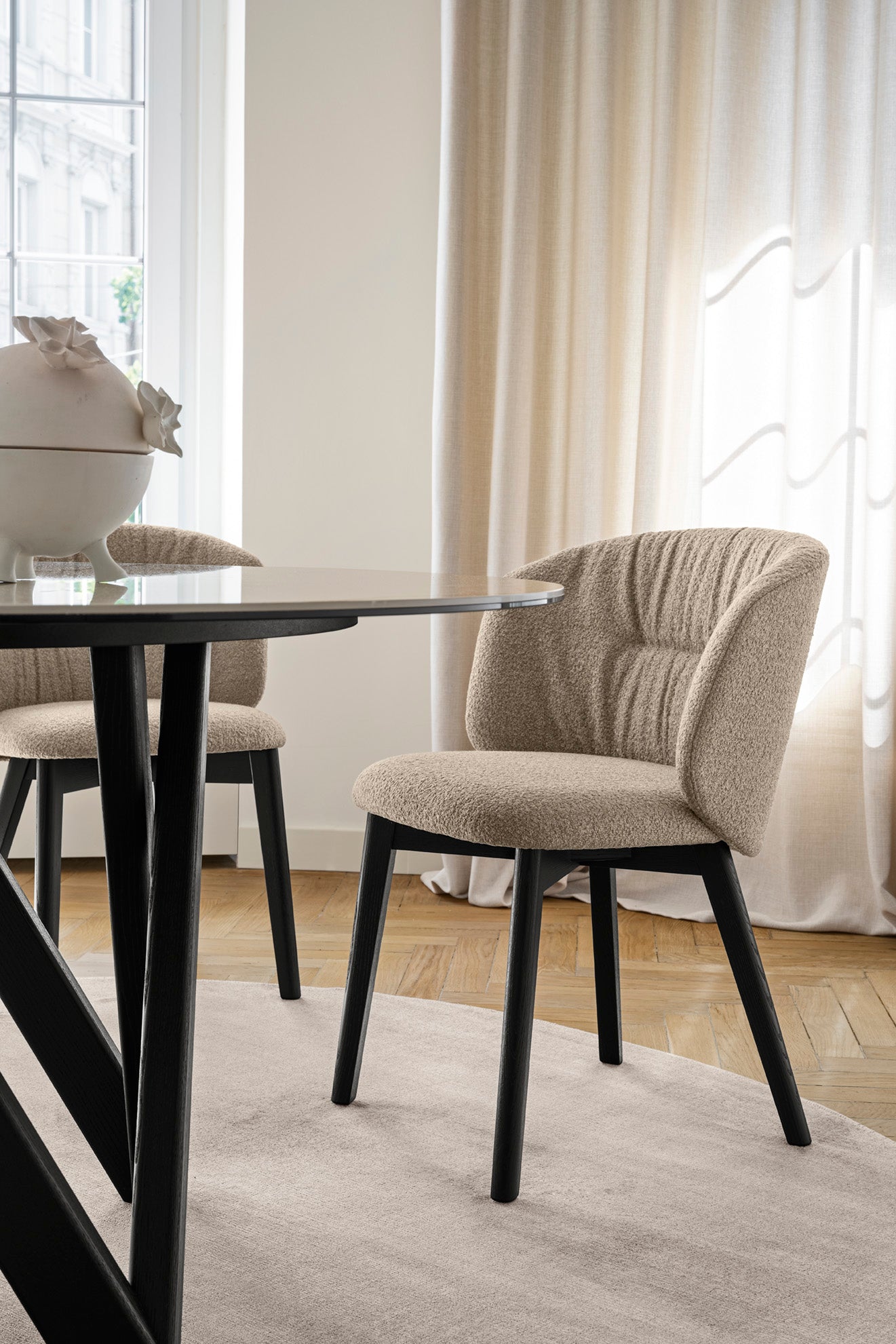 SWEEL Stuhl mit gepolstertem Sitz und dunklem Holzgestell