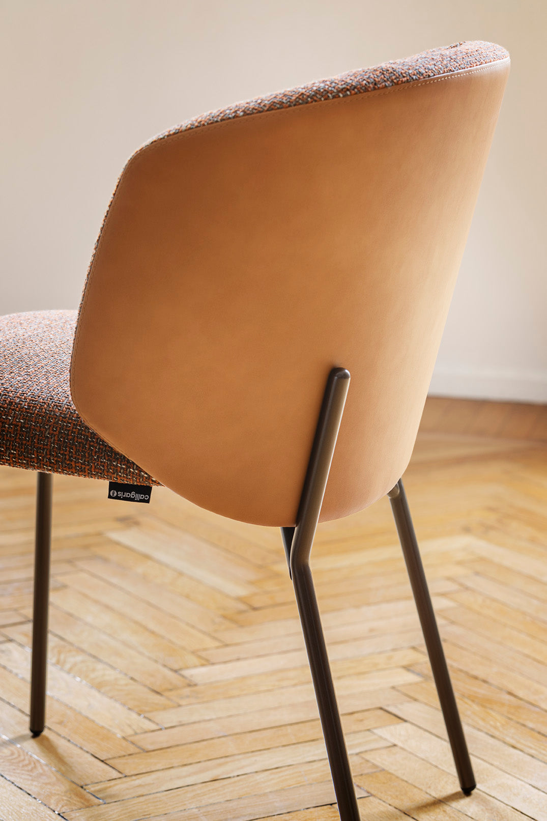 SWEEL gepolstertes Stuhl mit schwarzem Metallgestell