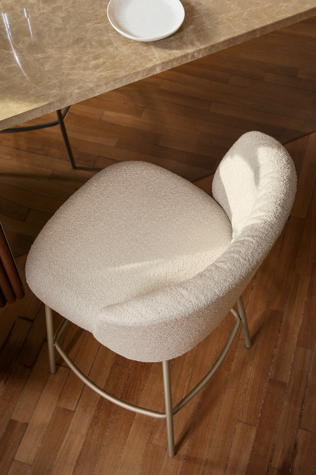 Barhocker SWEEL gepolstert mit cremefarbener Metallbasis