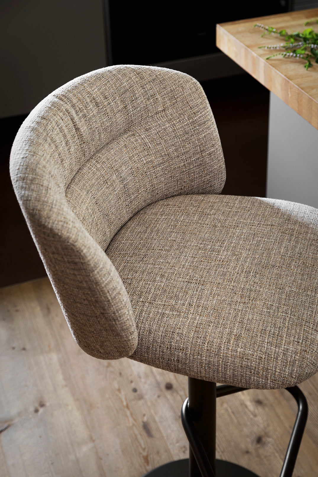 Drehbares Barhocker SWEEL mit braunem Metallgestell gepolstert