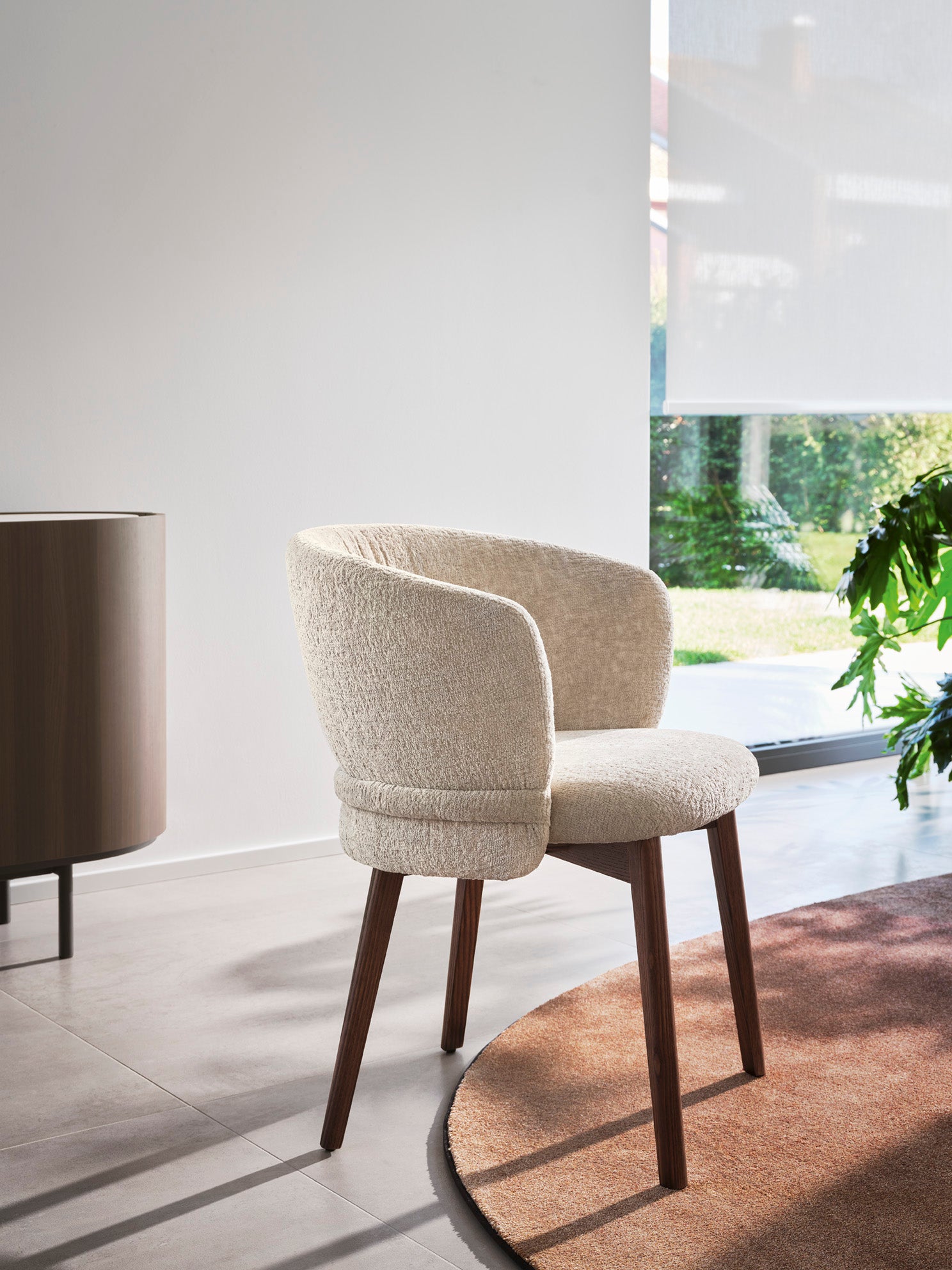 Sessel VANILLA gepolstert mit Nussbaumfuß