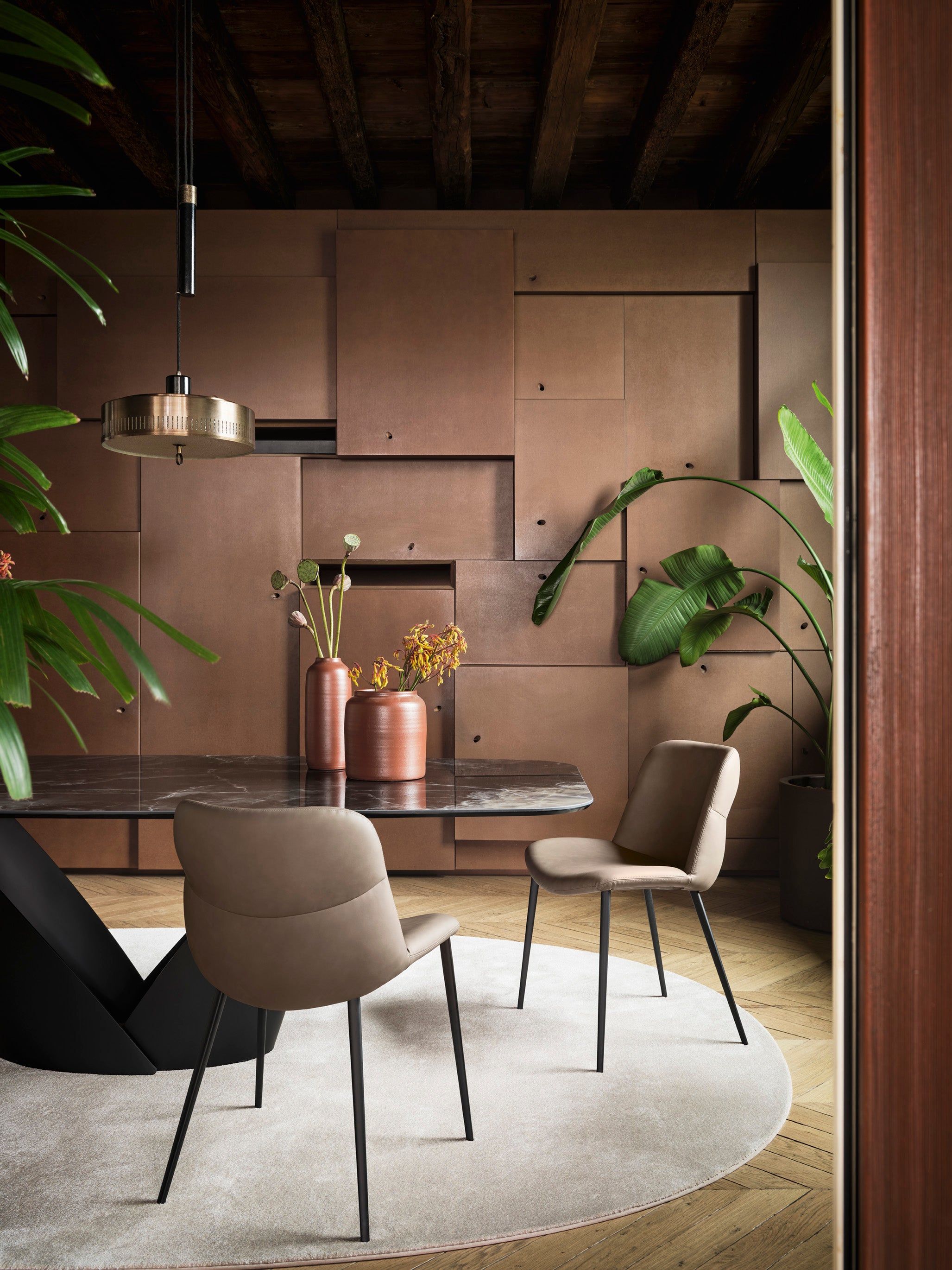 Upholstered ONDA chair with a black base