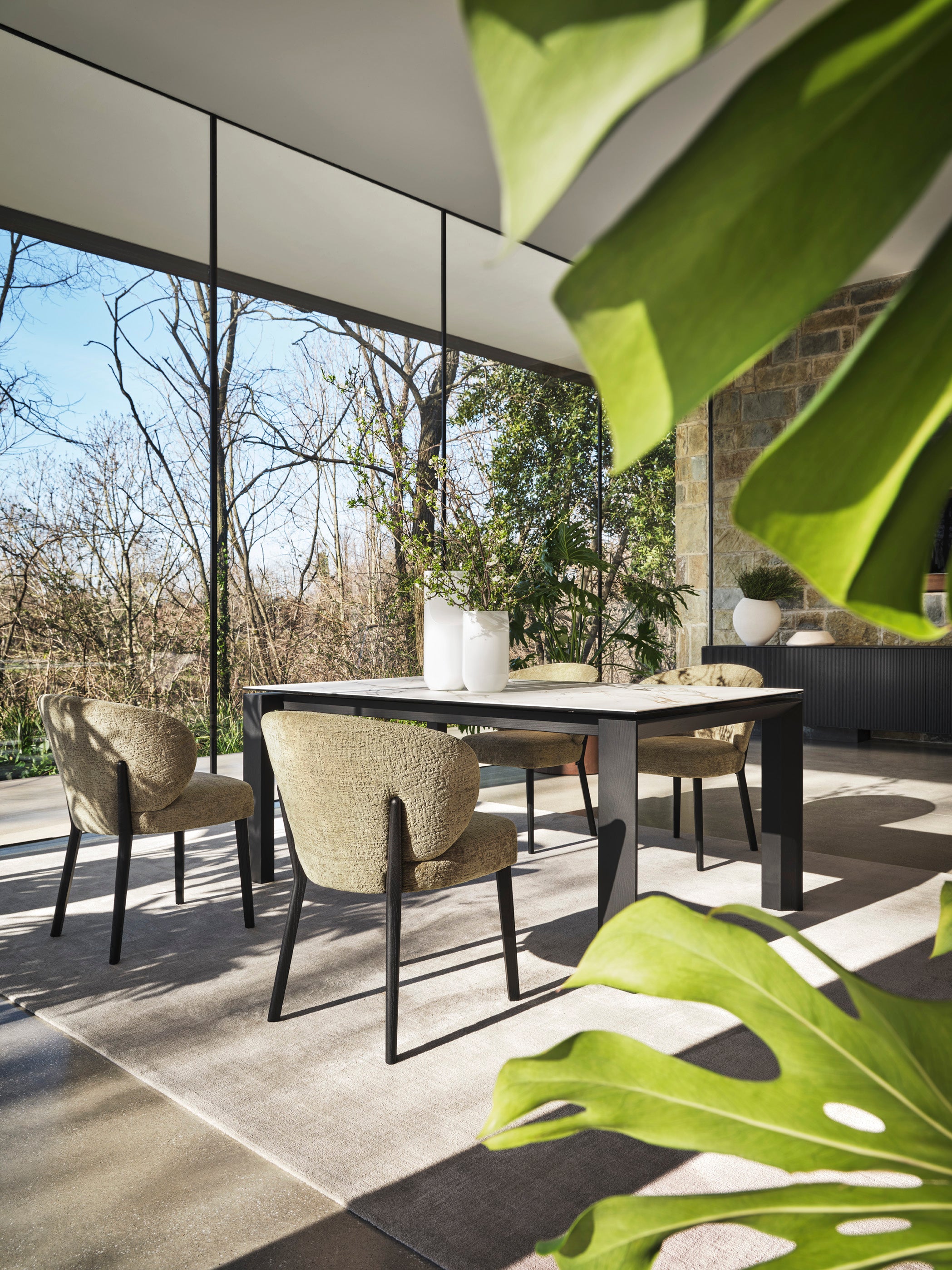 Polsterstuhl MARA mit Nussbaumgestell