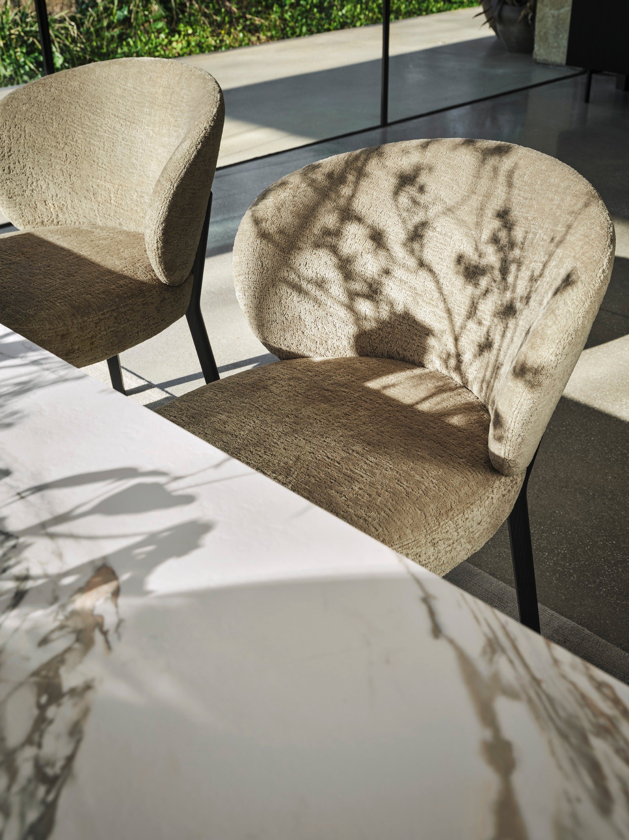 Polsterstuhl MARA mit schwarzem Holzgestell