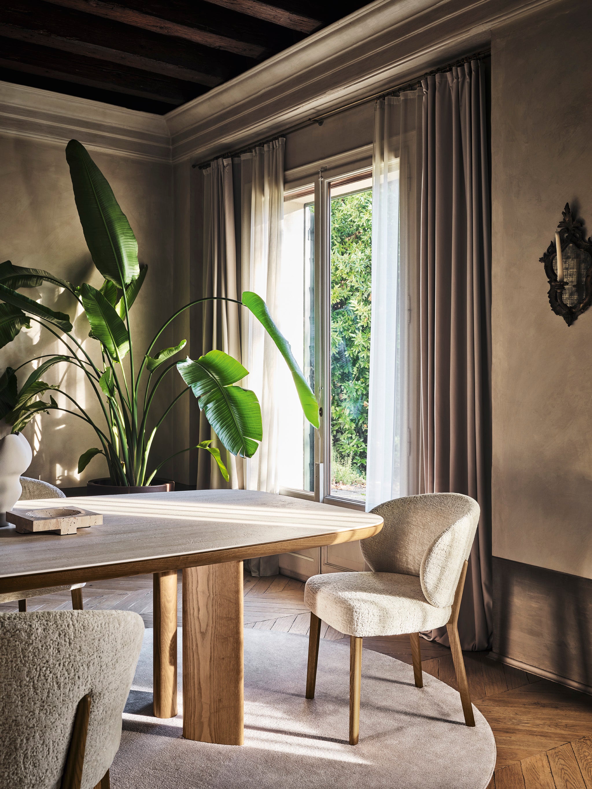 Polsterstuhl MARA mit schwarzem Holzgestell