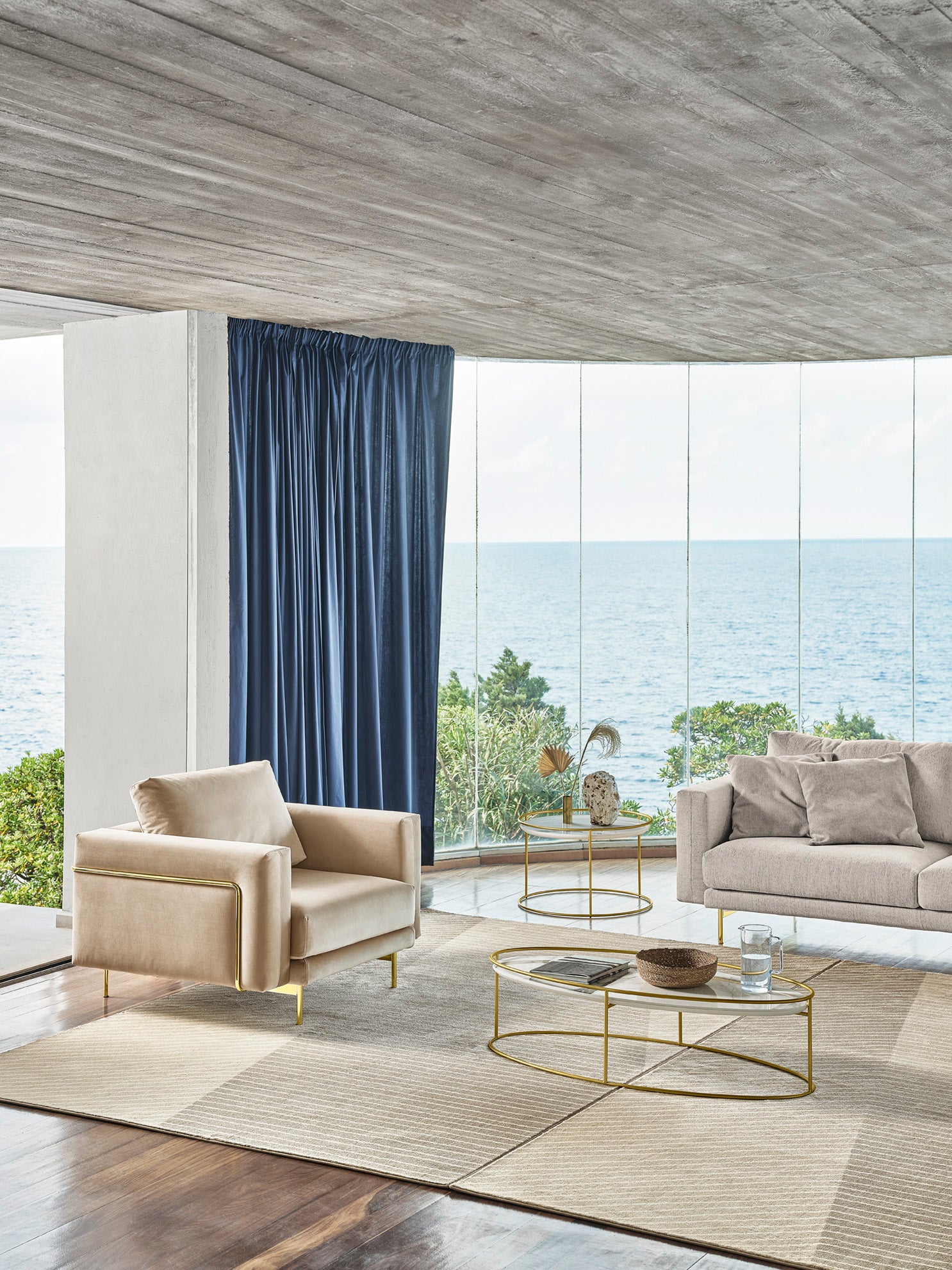 Sessel ROD gepolstert mit goldenem Fuß