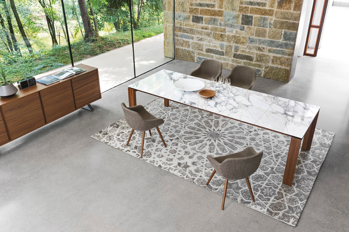 Ausziehbarer Tisch OMNIA mit weißer Tischplatte und Nussbaumfuß