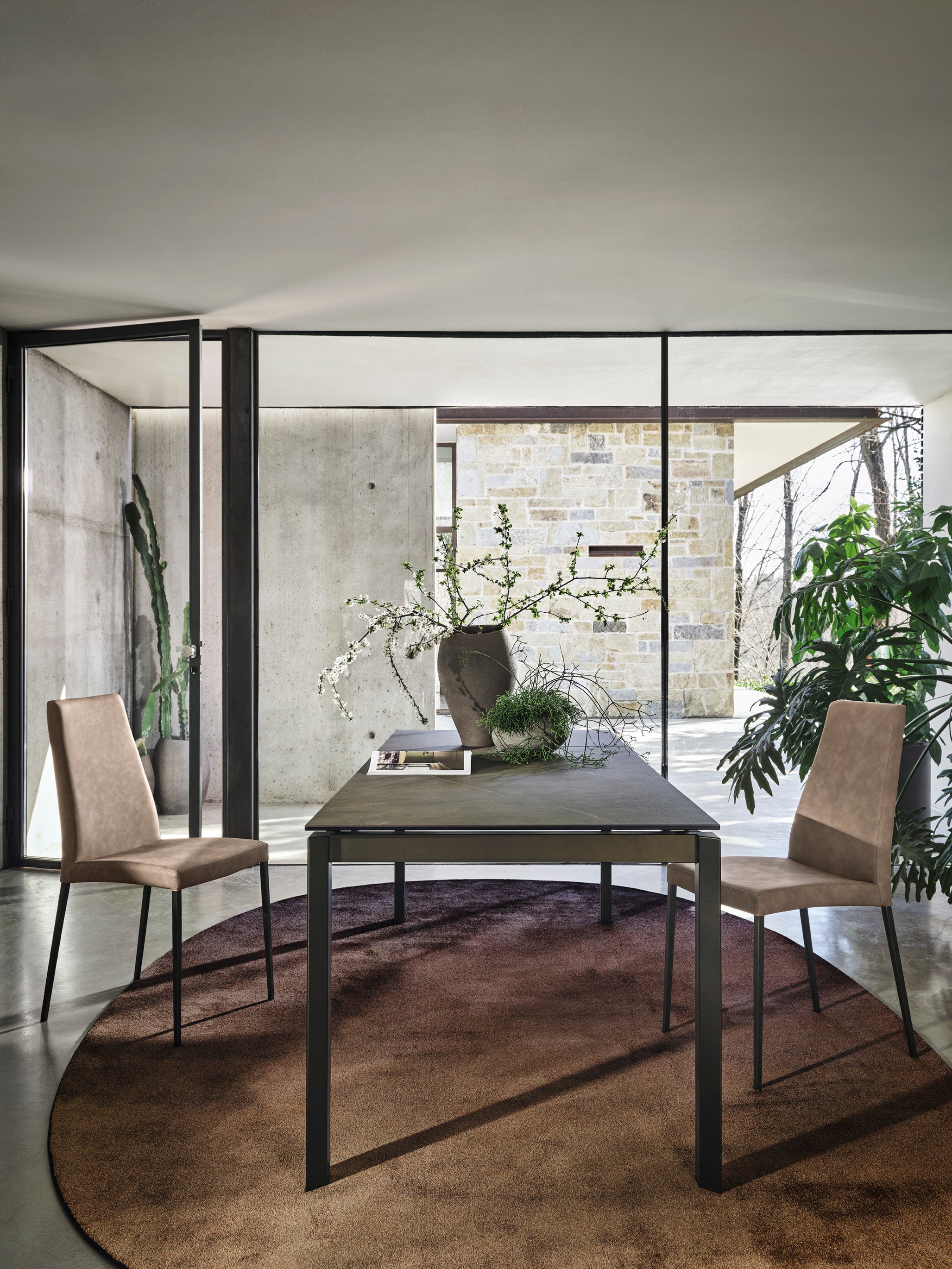 Expandable table DUCA with gray top and graphite base