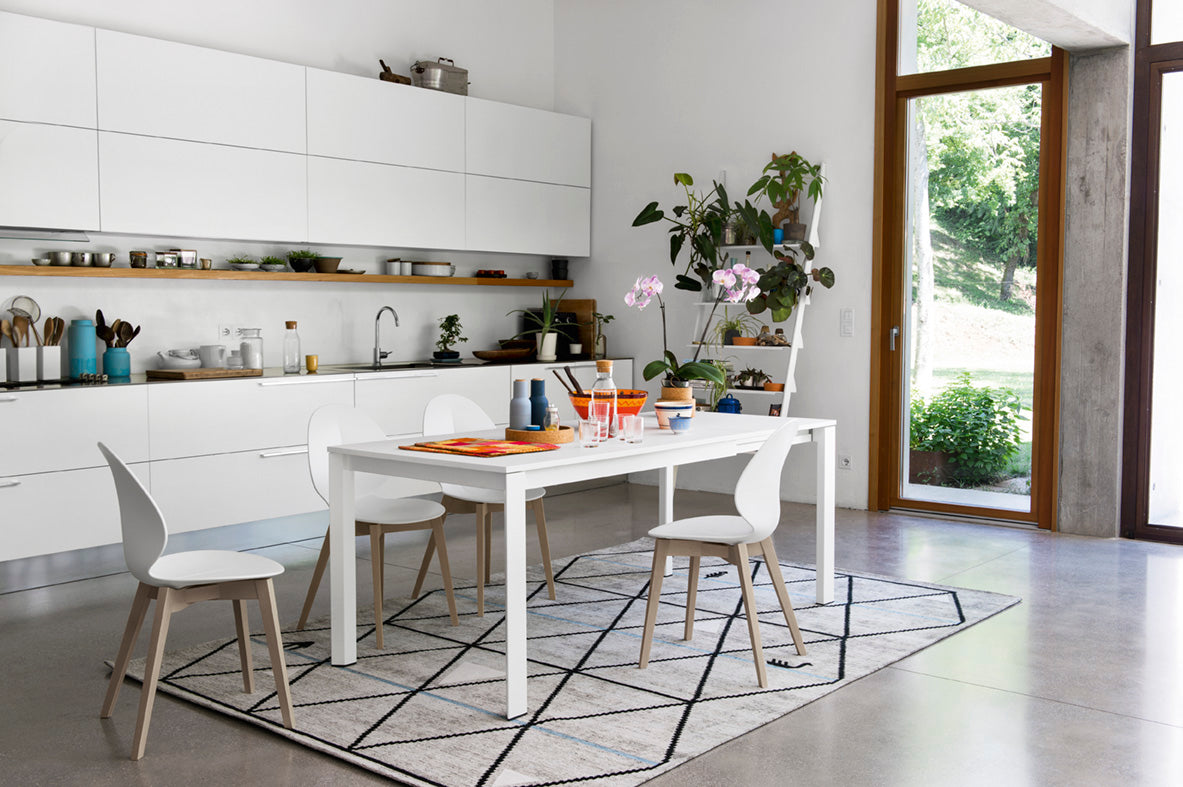 Stuhl BASIL mit weißem Sitz und gebleichtem Holzgestell