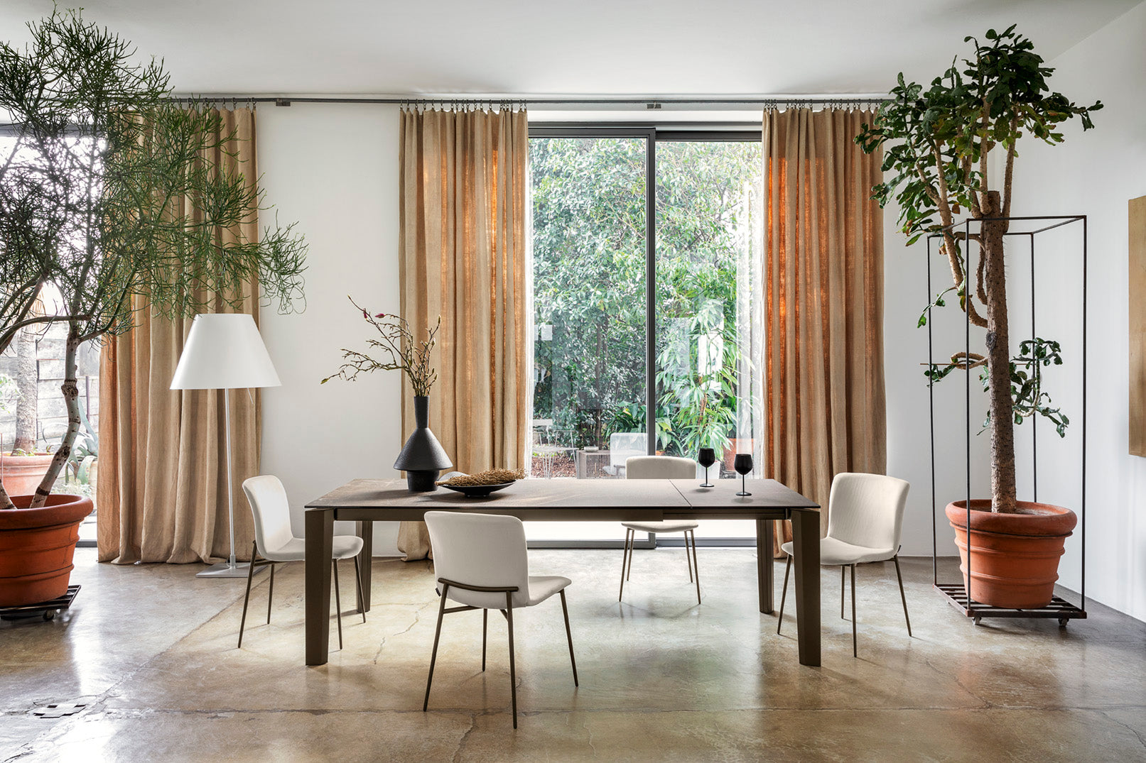 Sitzmöbel LOVE gepolstert mit schwarzem Gestell