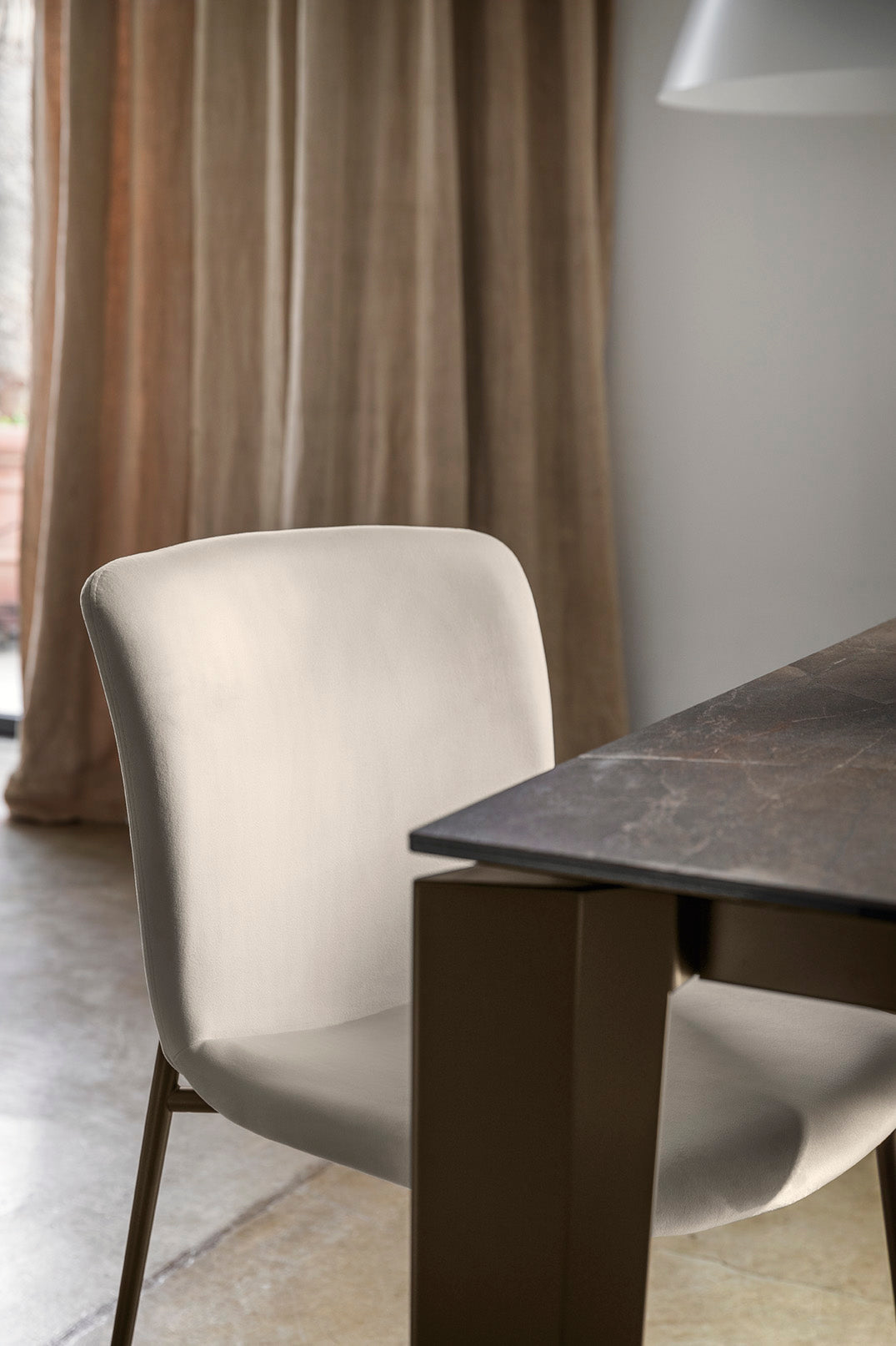 Sitzmöbel LOVE gepolstert mit schwarzem Gestell