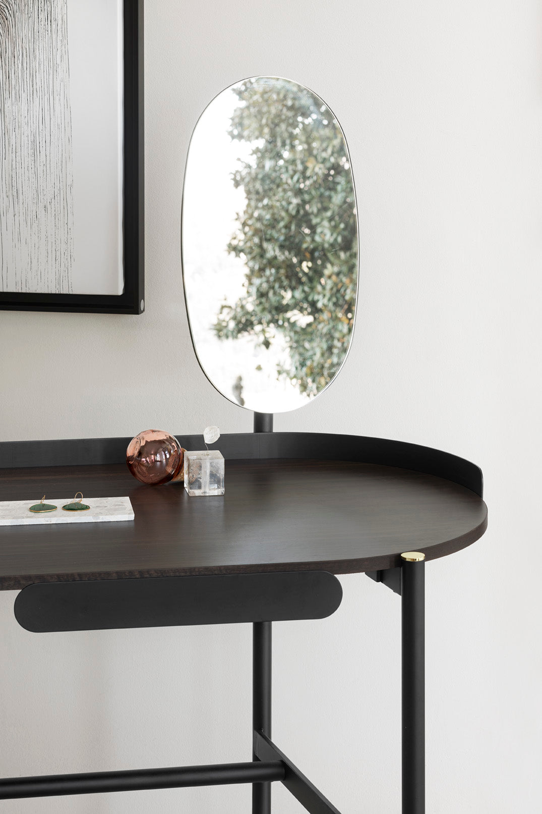 Schreibtisch MADAME mit dunkelbraunem Tischplatte und schwarzem Gestell