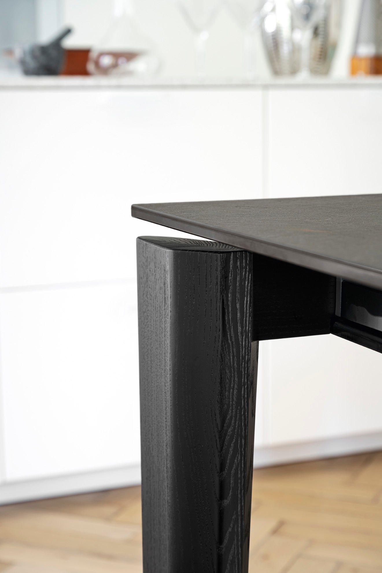 Extendable table DOGMA with white top and black base