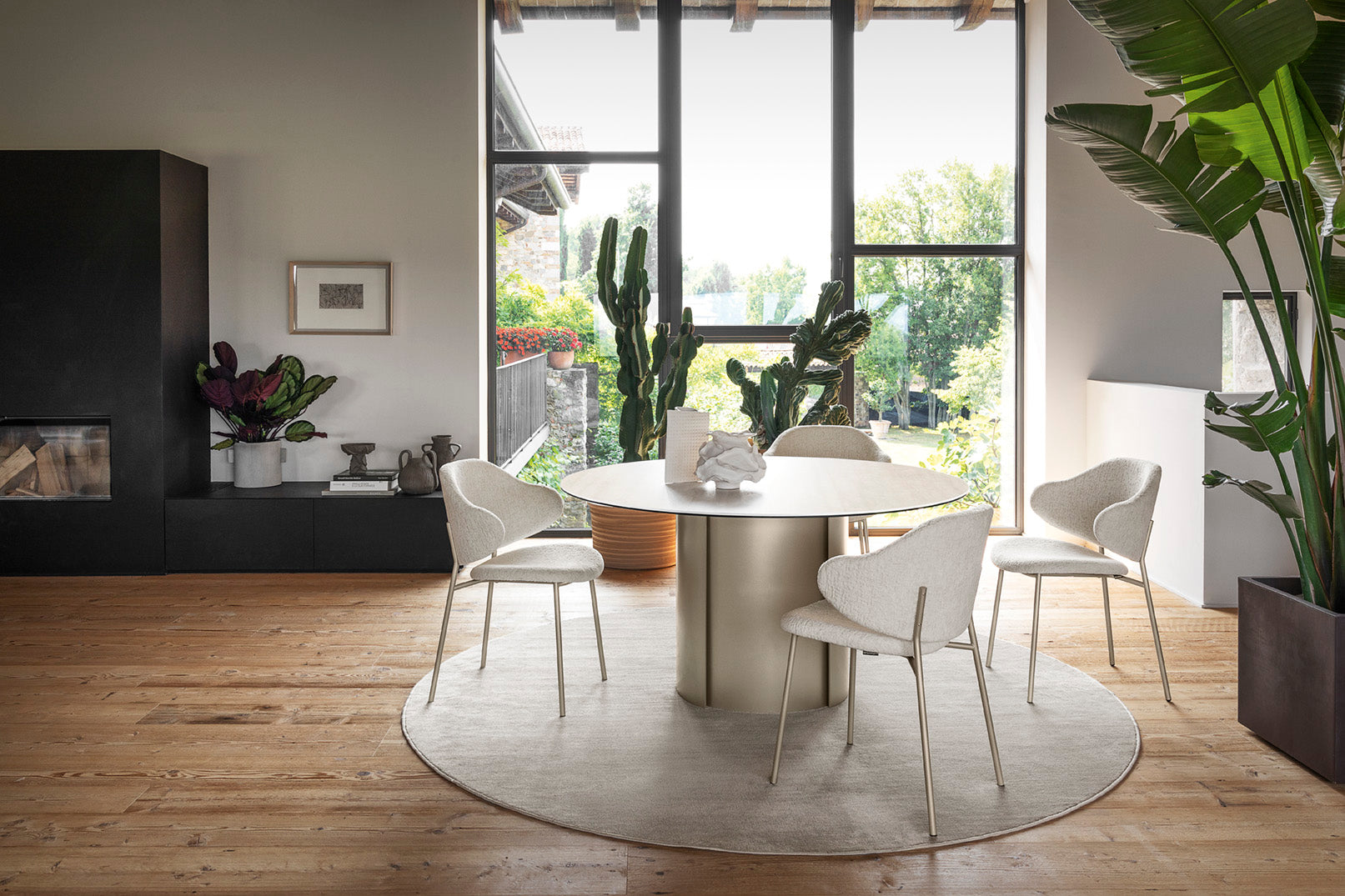 Runder Tisch YOROI mit cremefarbener Tischplatte und cremefarbener Basis