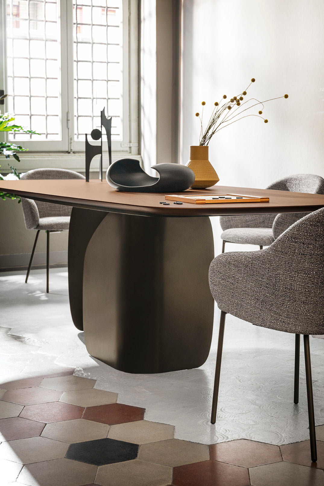 Tisch TWINS mit braunem Glasplatte und braunem Gestell