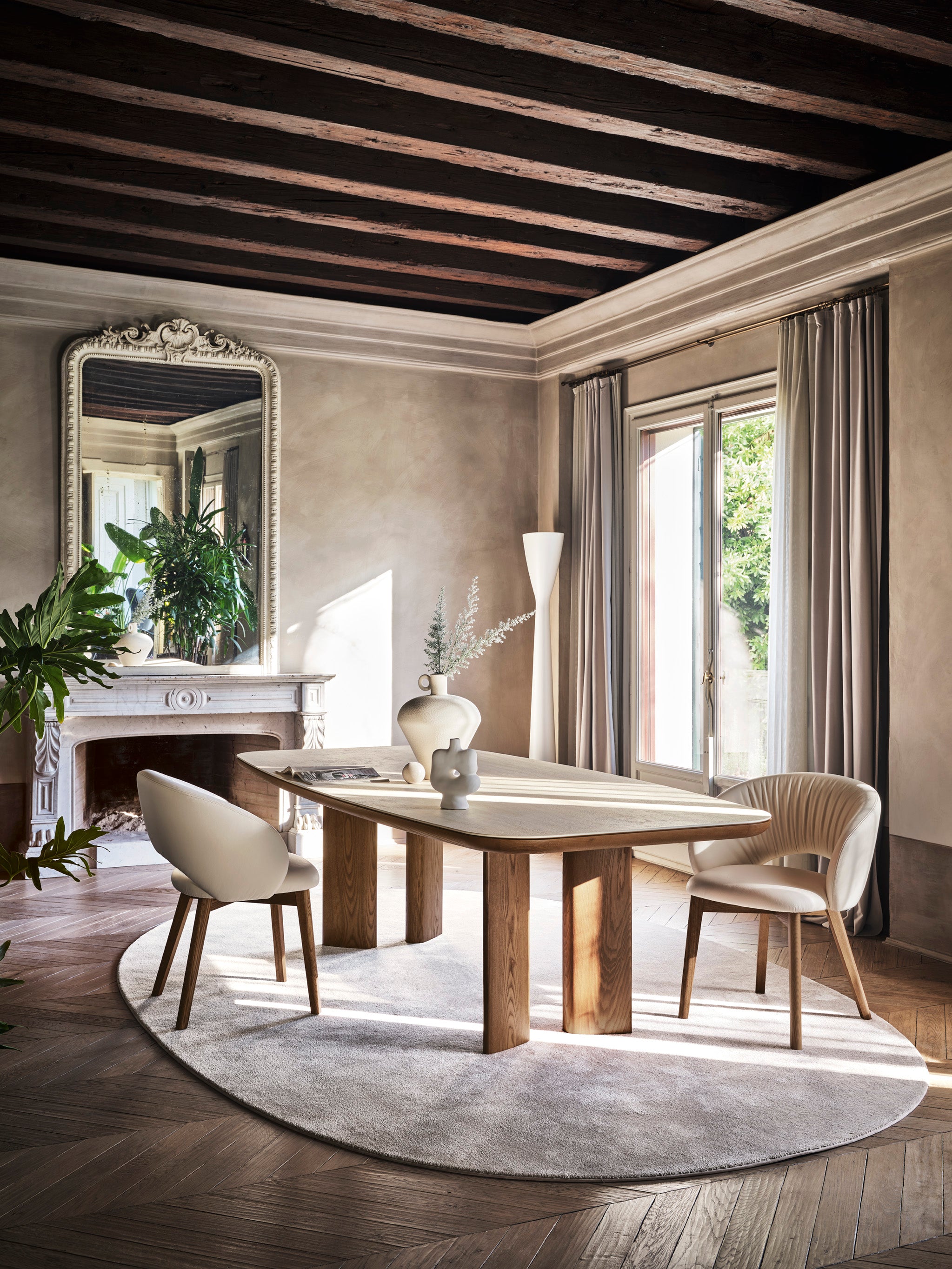 Polsterstuhl ANIME mit schwarzem Holzgestell