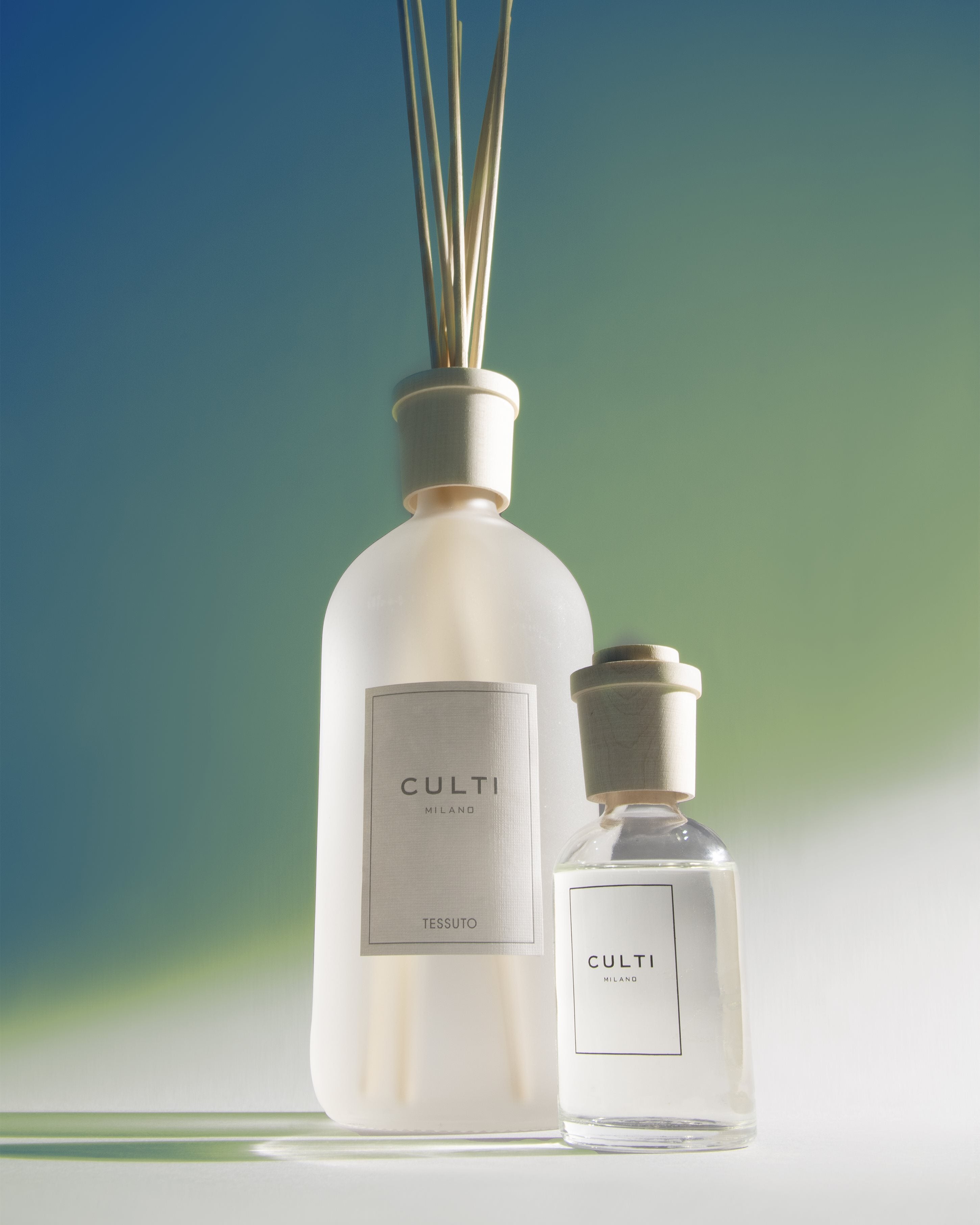 STILE - TESSUTO Scent Diffuser with notes of blackcurrant leaves, cotton flowers, jasmine, and white musk.
