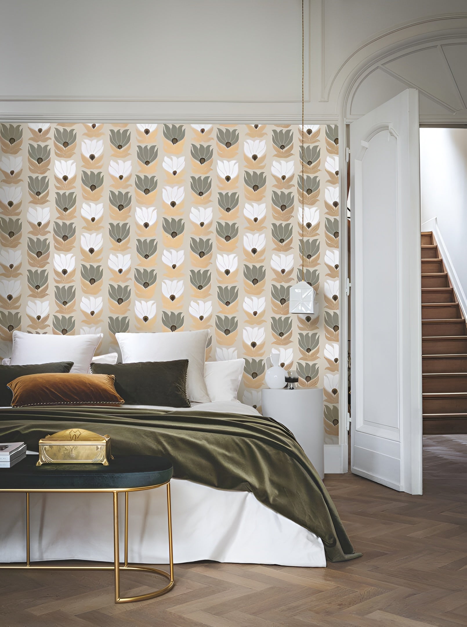 Wallpaper with a floral plant motif DAUPHINE - WHITE/GOLD white with gold
