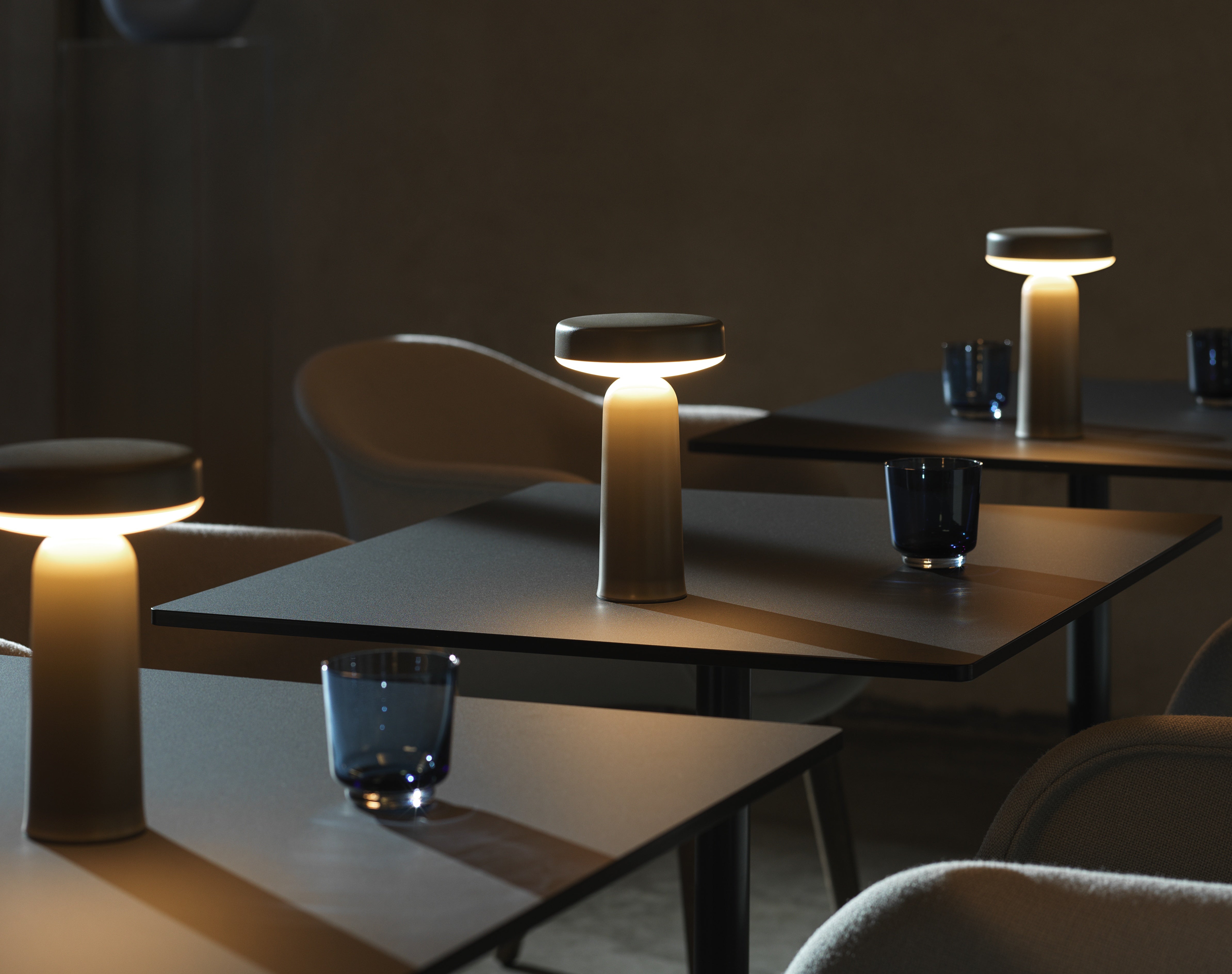 STILL black bar table