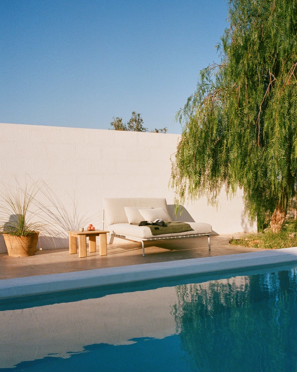 SETTLE Outdoor Lounger Brown with Taupe Base
