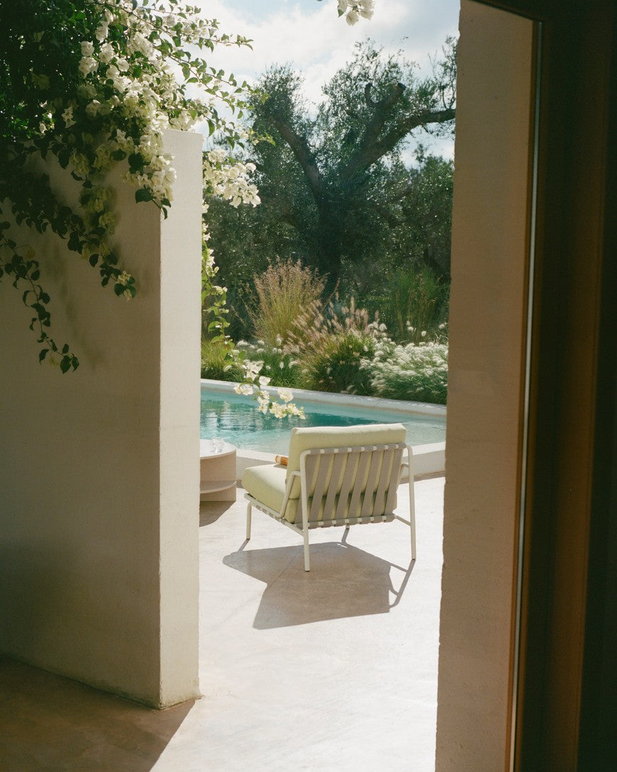 SETTLE Light Gray Outdoor Armchair with Gray Base