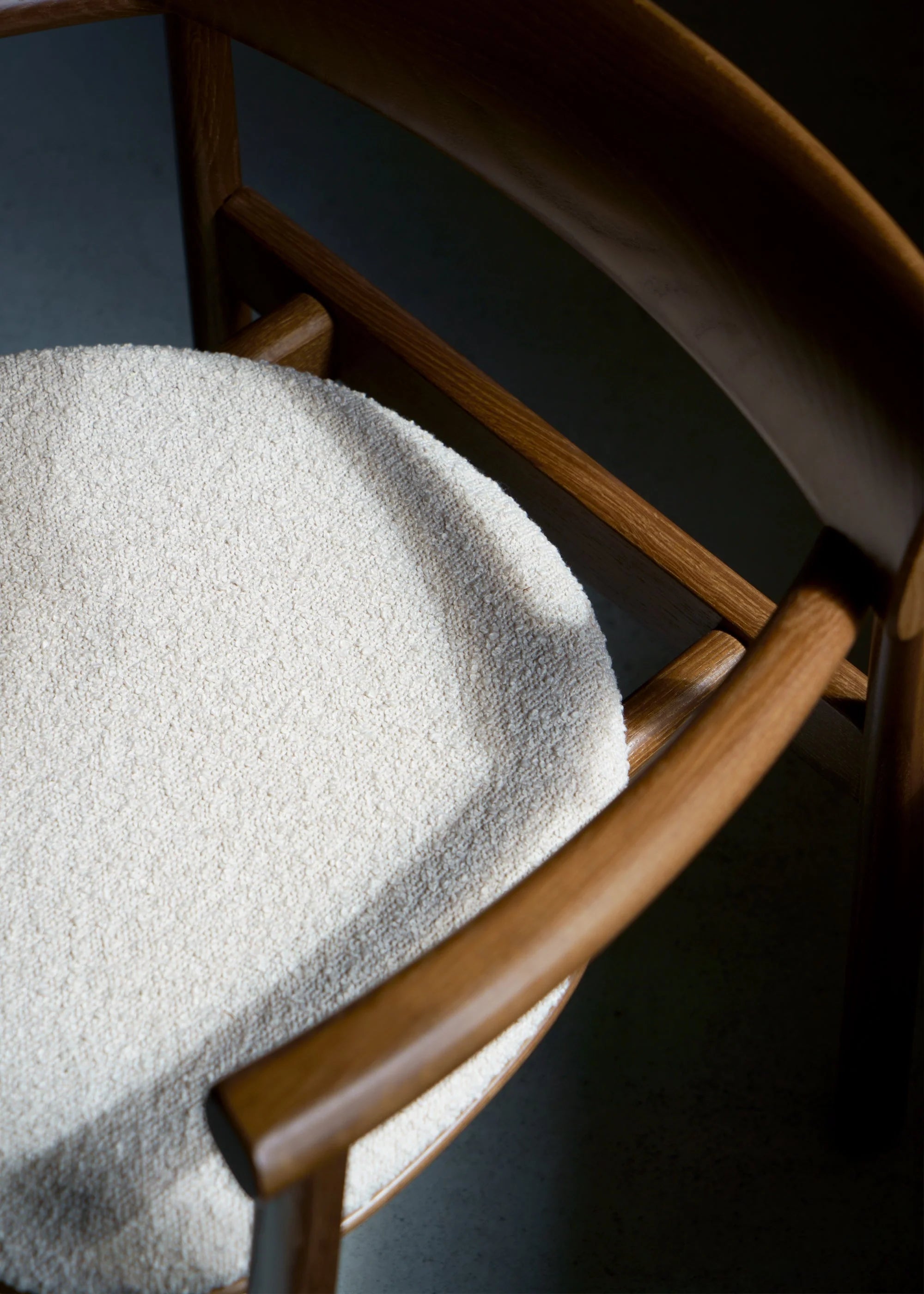 Stuhl ELIPSA SOFT aus Eichenholz und sandfarbener Boucle