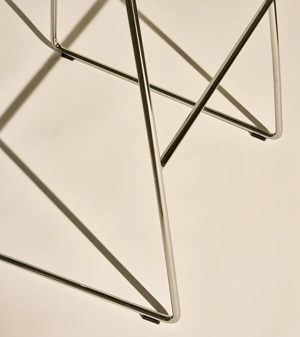 Hocker GUBI 3D mit weißem Sitz und verchromtem Fuß