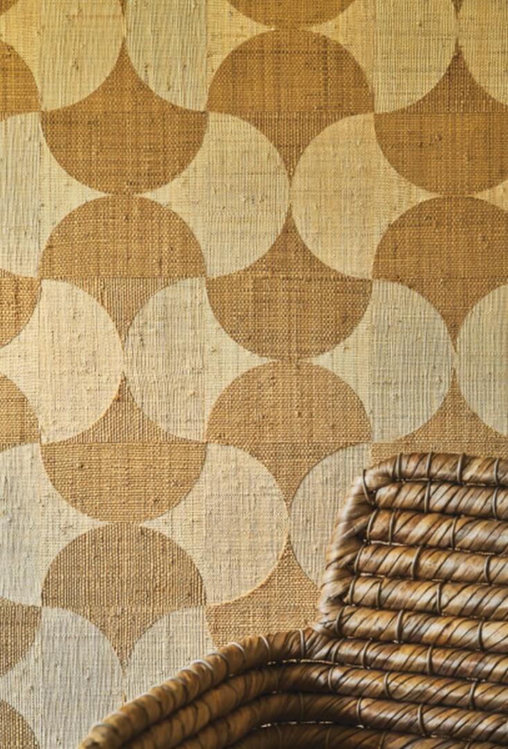 Natural wallpaper with a geometric pattern made of raffia SUMBA - NATURAL WHITE with gold