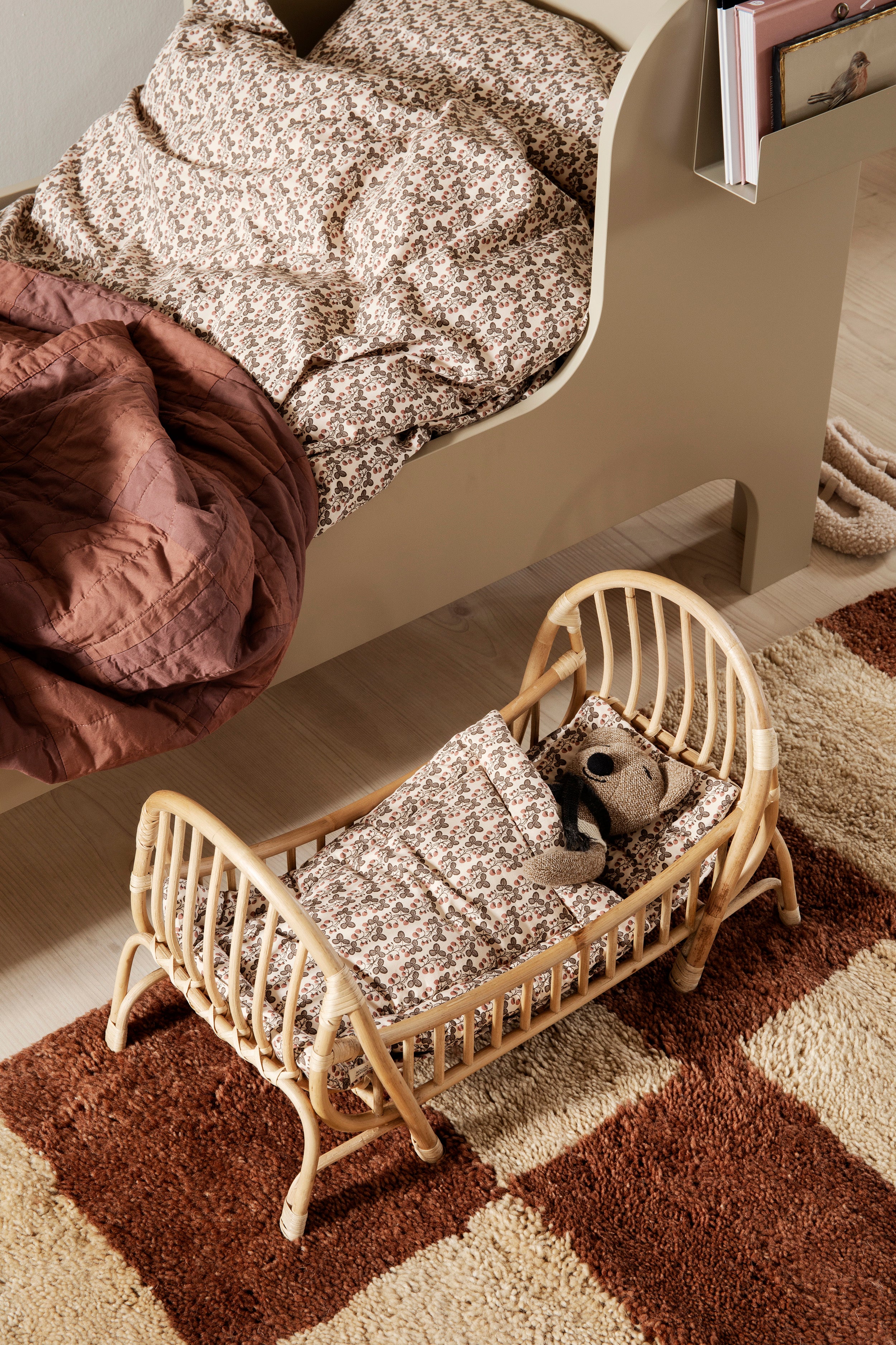 MARA KNOTTED rug, broken white with brick red.