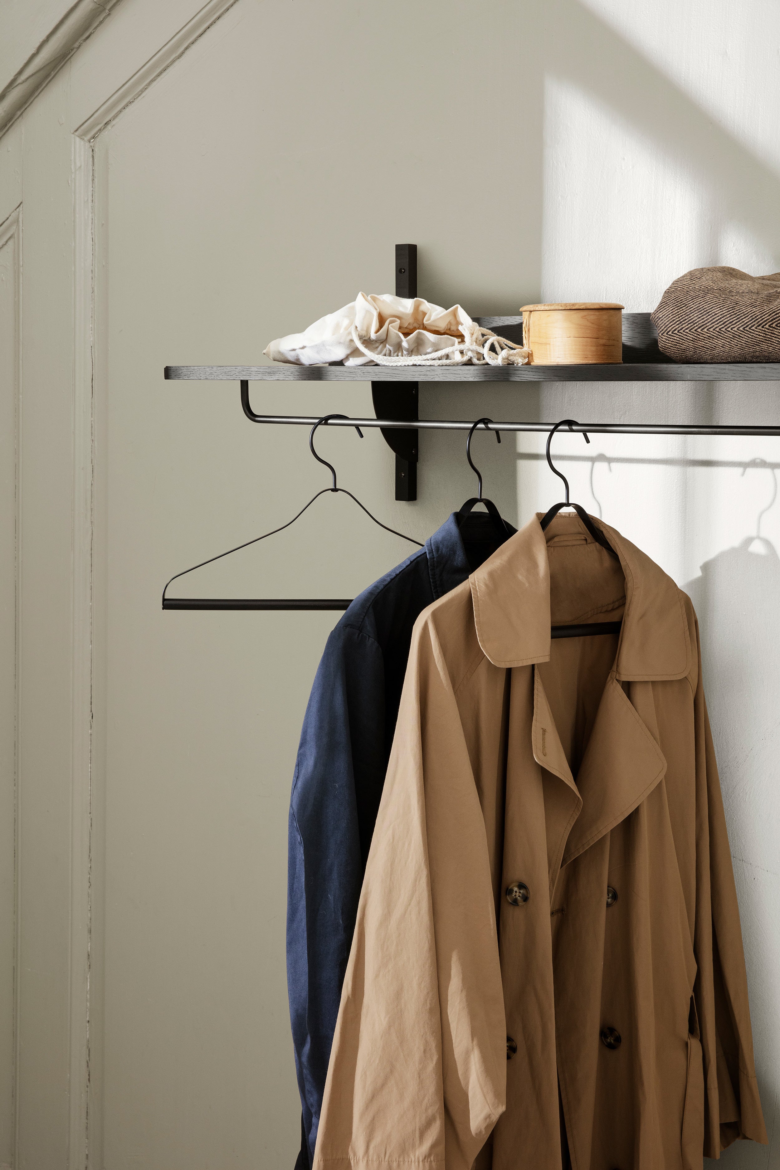 SECTOR RACK SHELF Regal mit Reling, Eschenfurnier schwarz