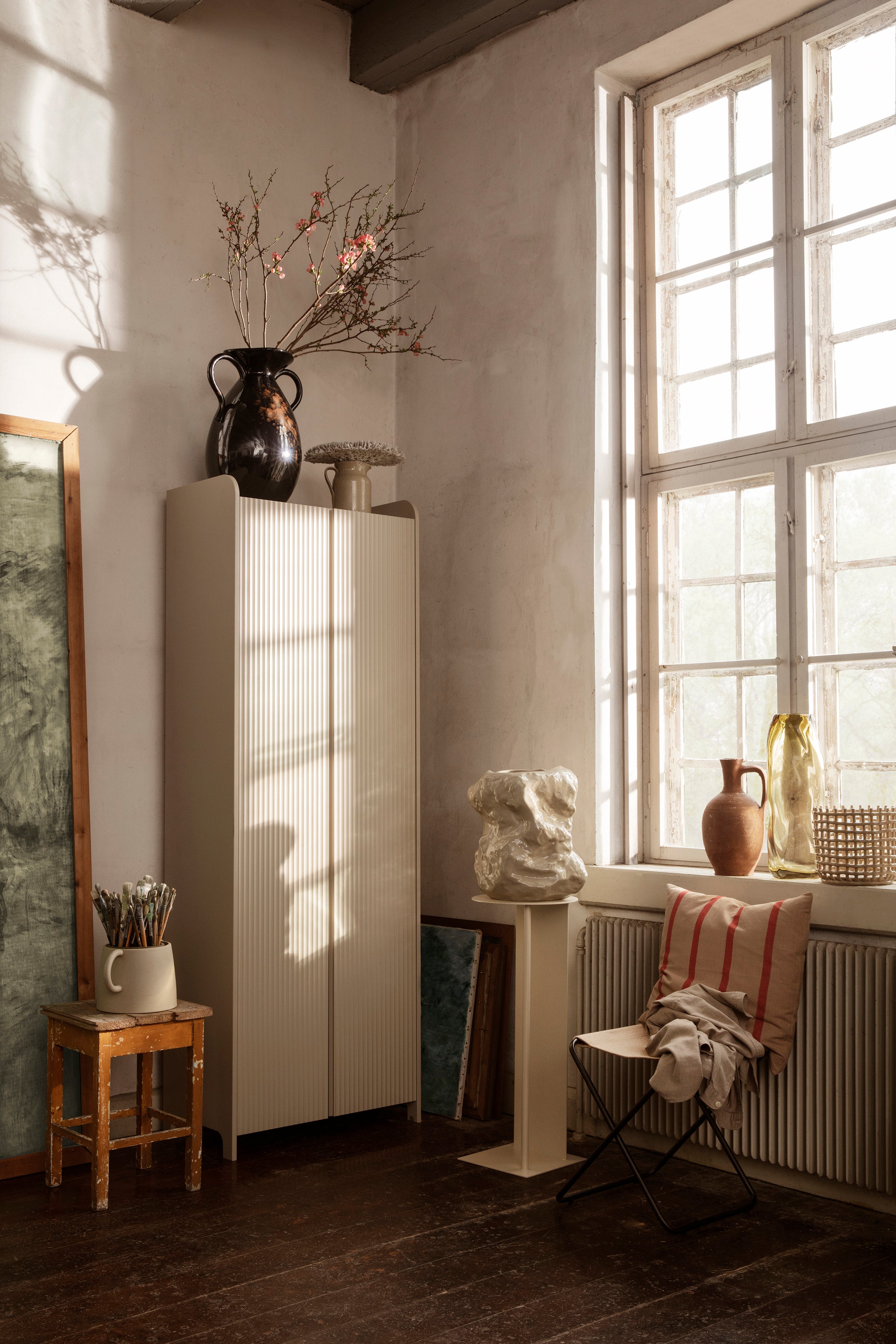 SILL CUPBOARD TALL 2-türiger Kleiderschrank beige 