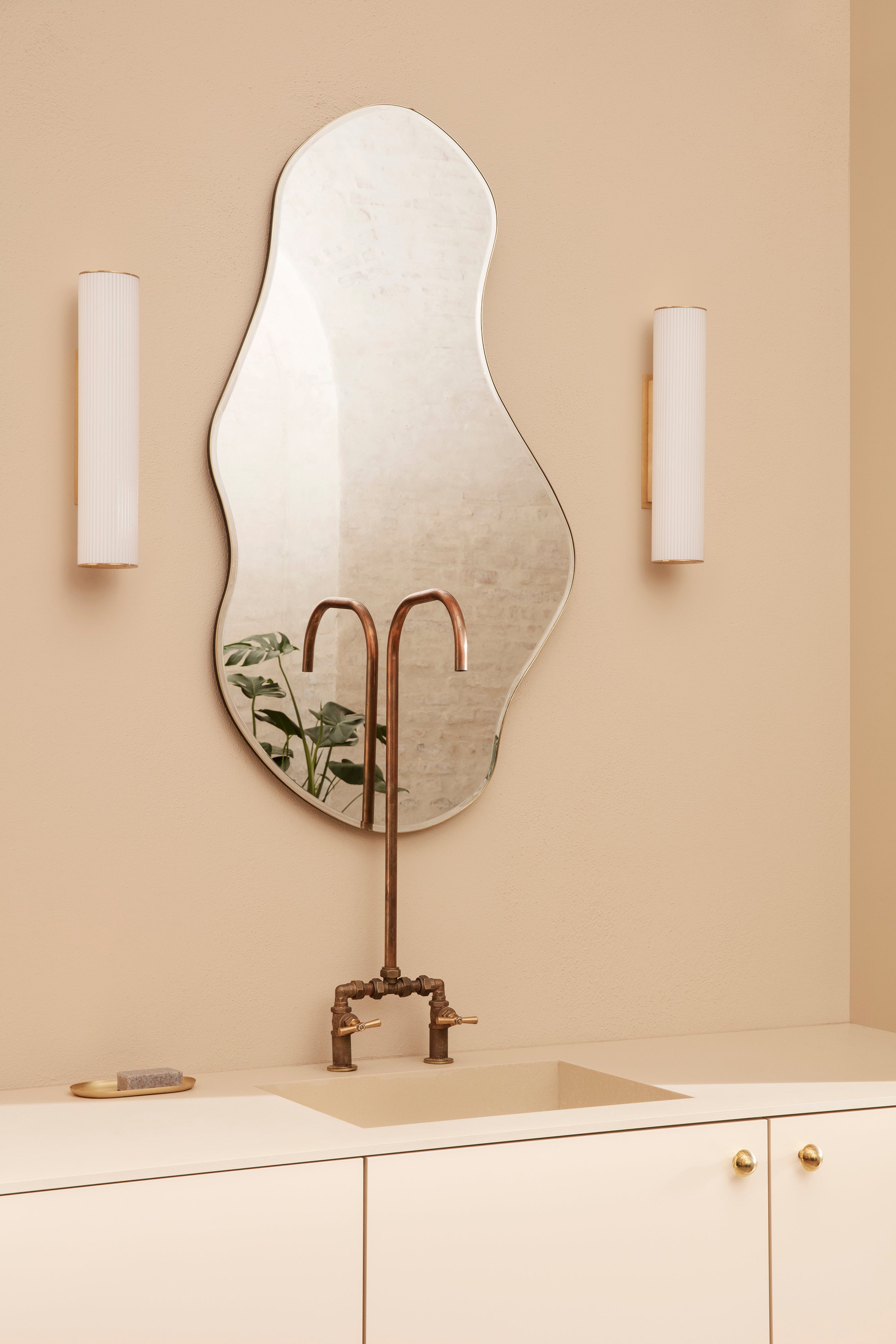 VUELTA wall lamp in white with brass finish
