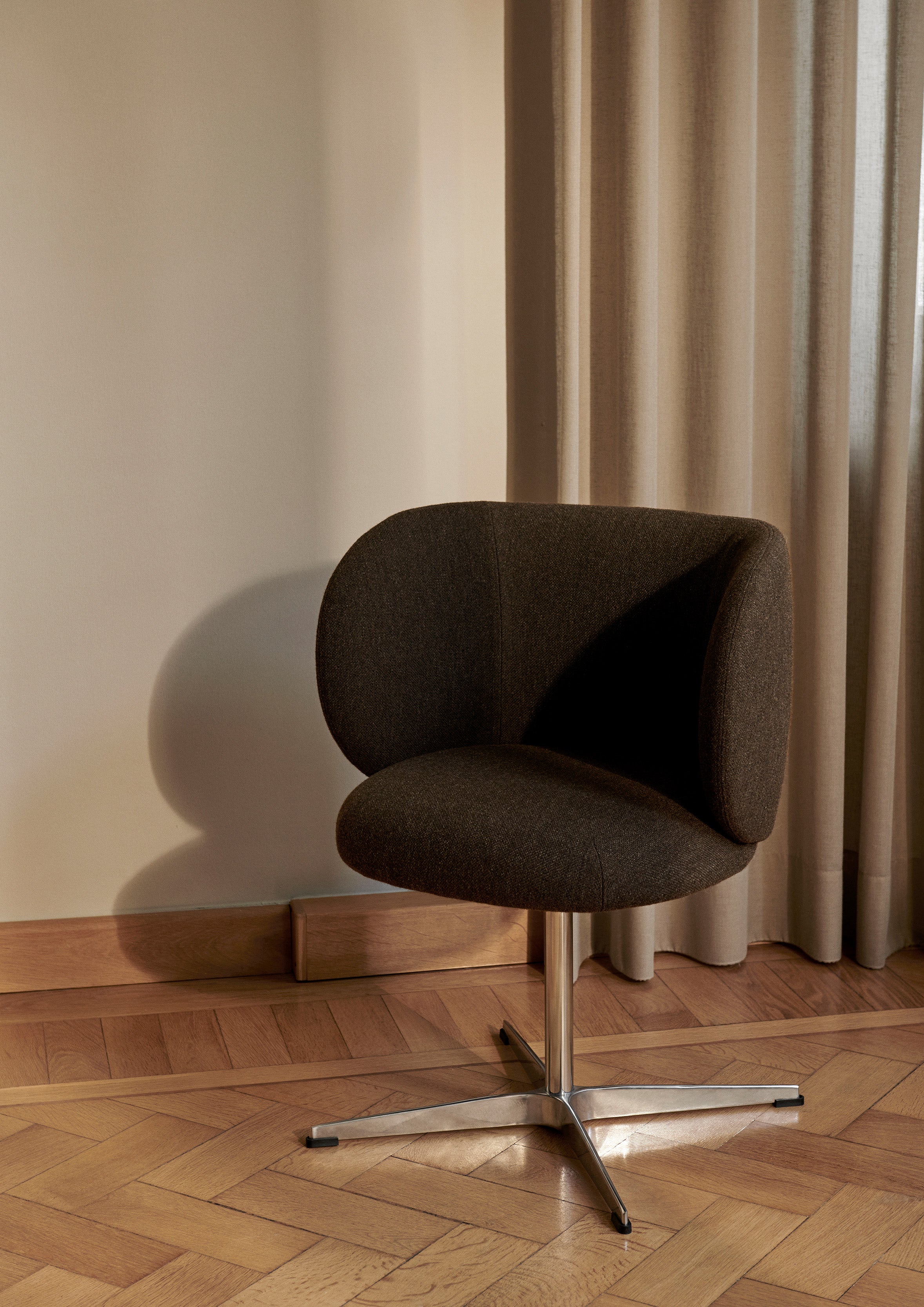 Rotary chair with Rico Hallingdal dark brown armrests