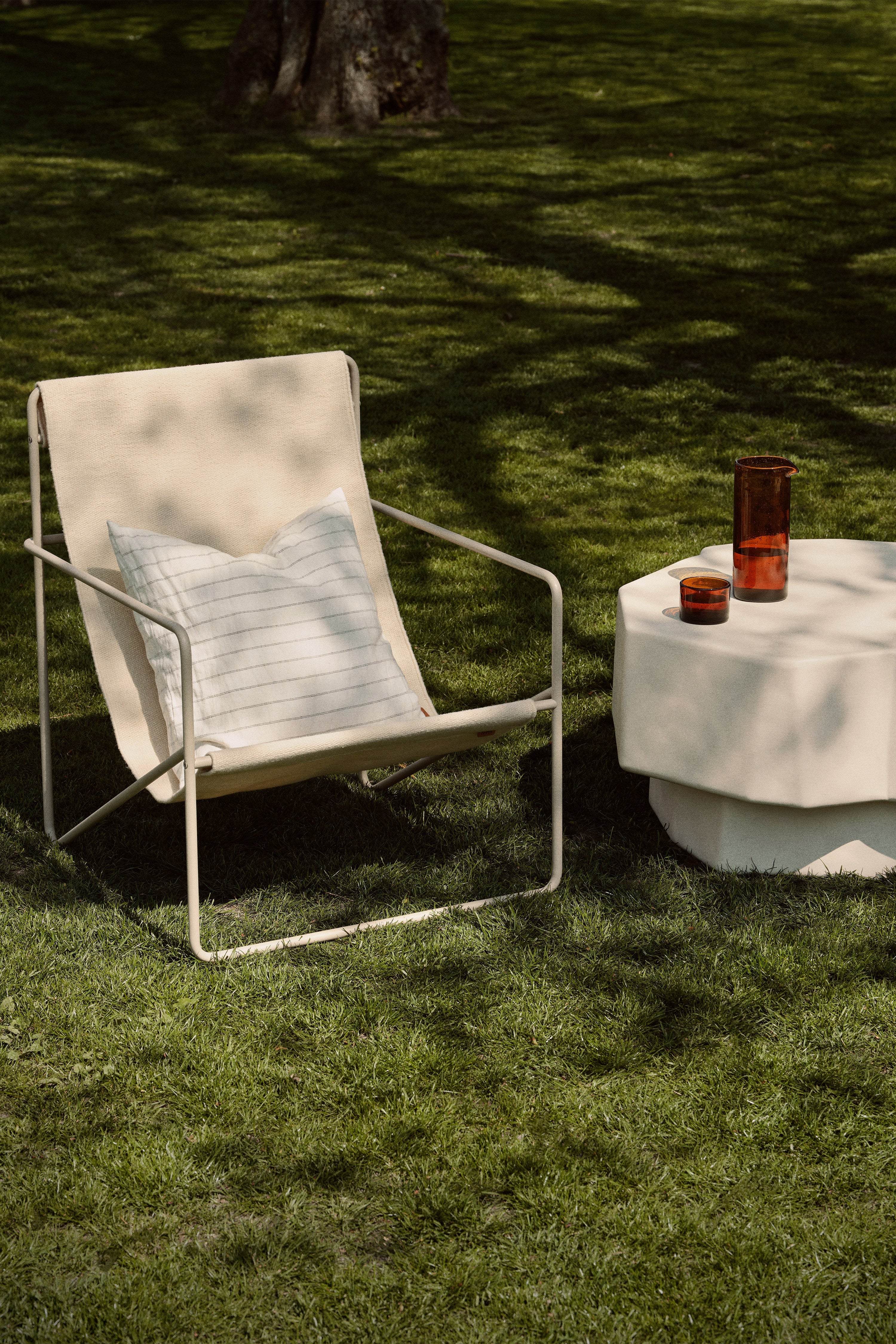 Desert Beige Garden Stuhl mit einer beige Basis
