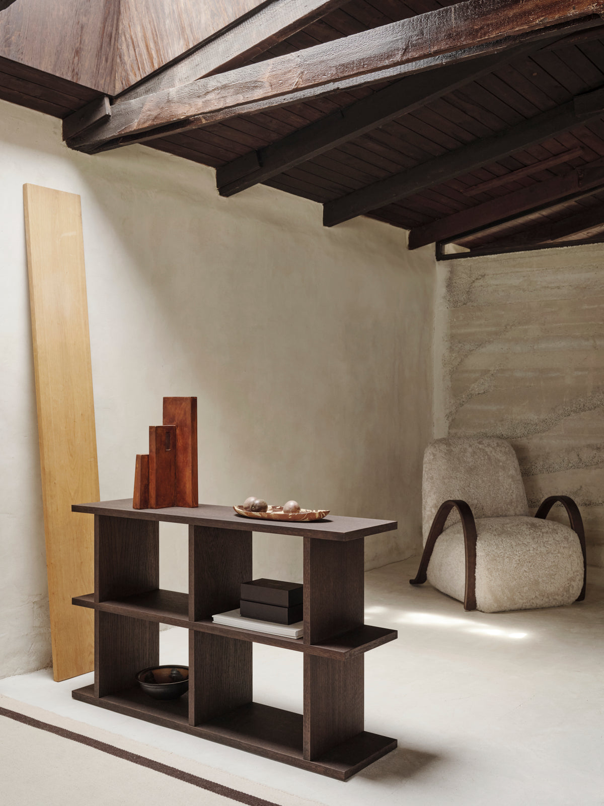 Sessel BUUR beige Schaf mit Holzarmlehnen