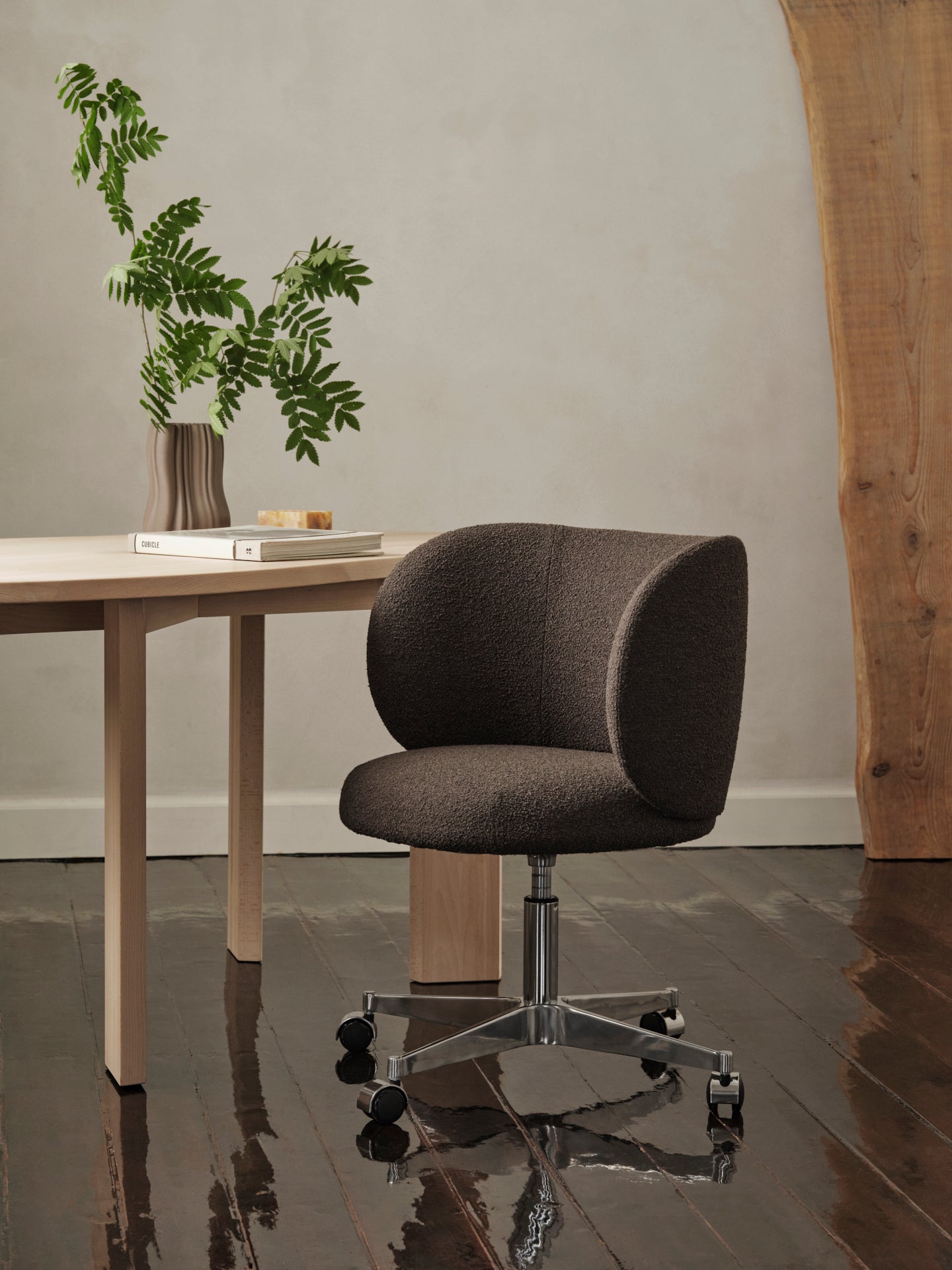 Bürostuhl mit Rico Soft Bouclri dunkelbraune Armlehnen