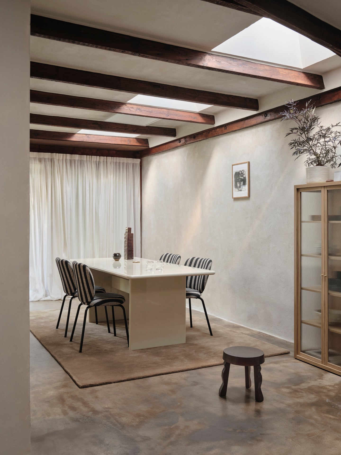 Stuhl RICO Louisiana sandfarben mit gebrochenem Weiß und schwarzem Gestell