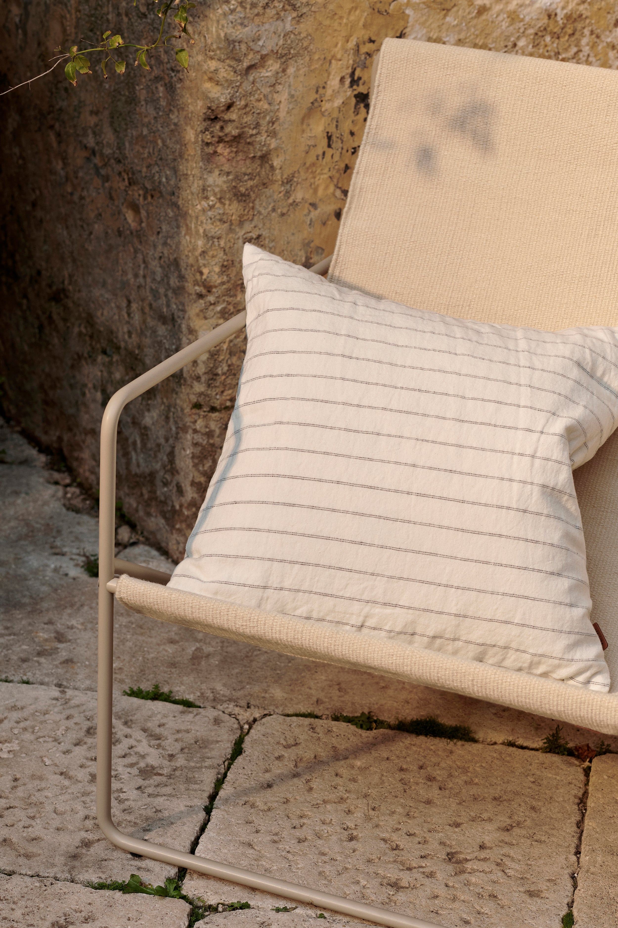 Desert Beige Garden Stuhl mit einer beige Basis
