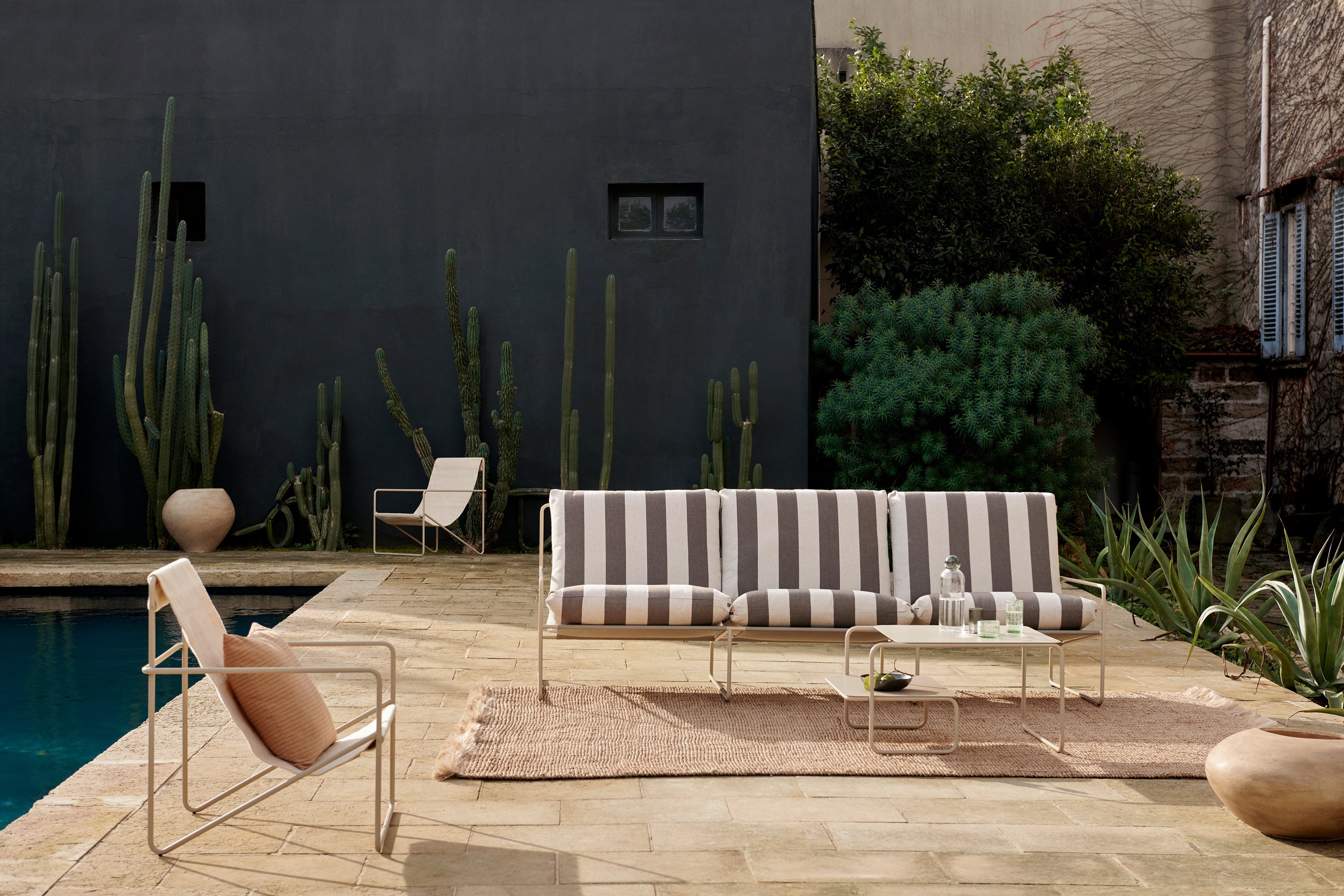 Desert Beige Garden Stuhl mit einer beige Basis