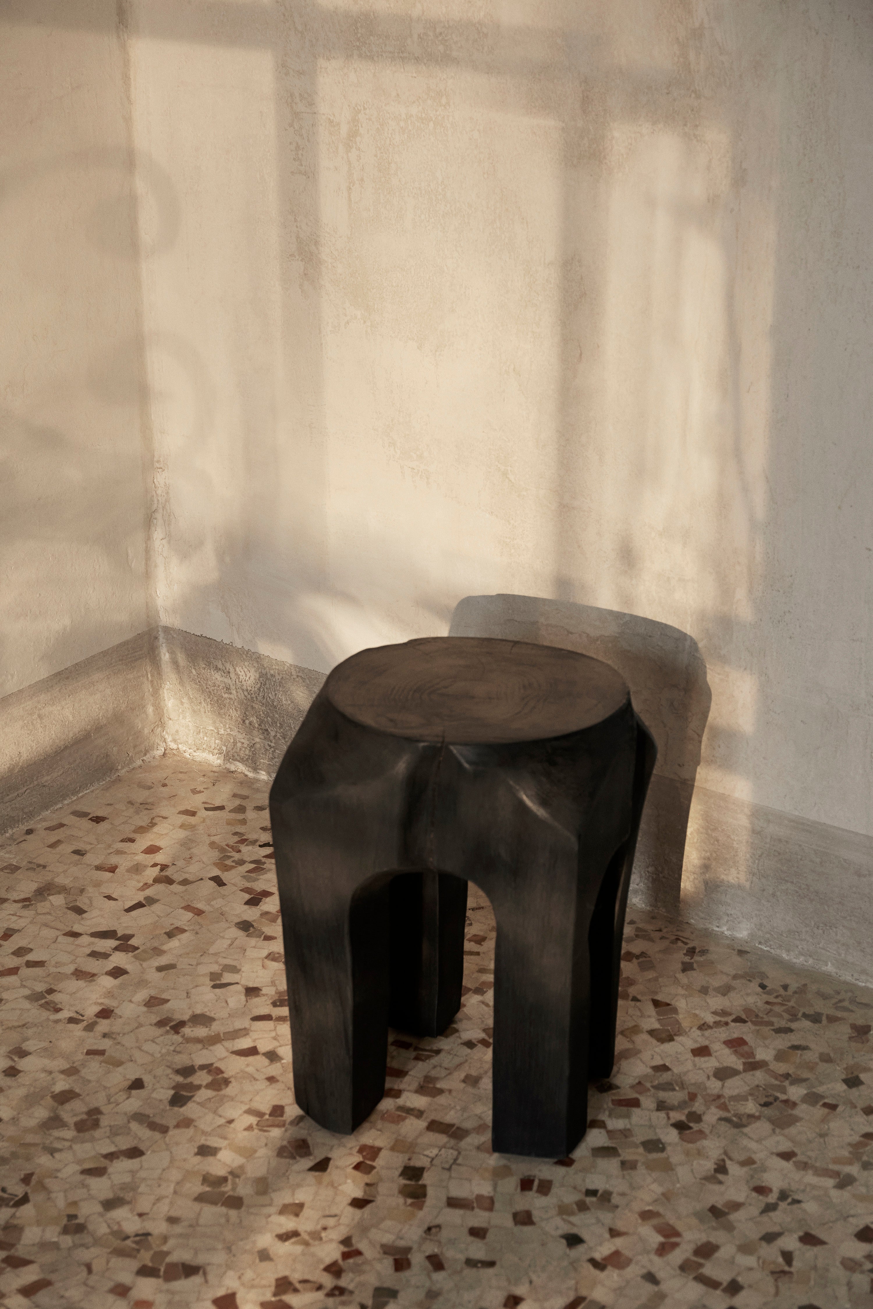 ROOT Hocker schwarze Teakholzwurzeln