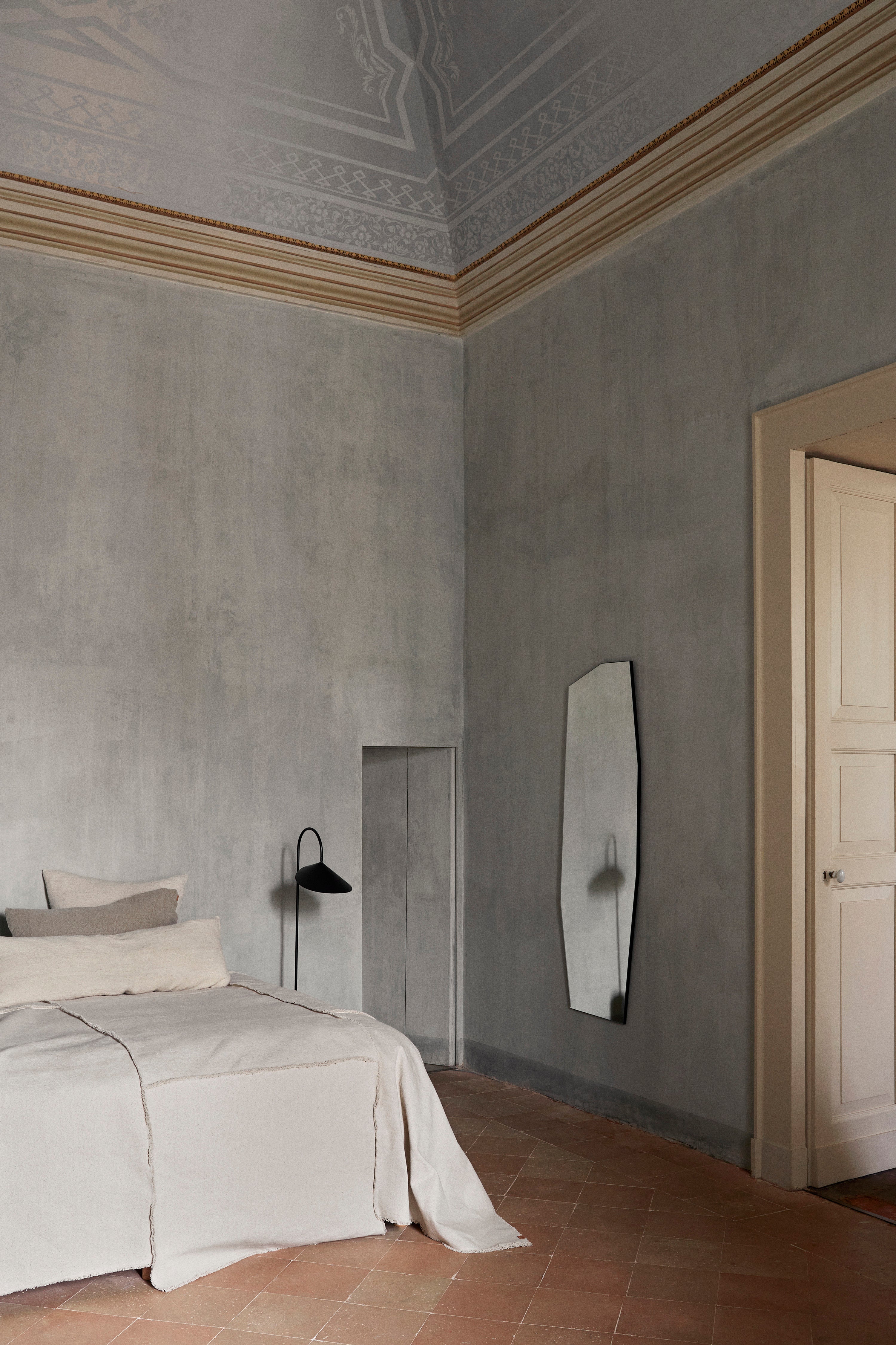 Offset beige Bett