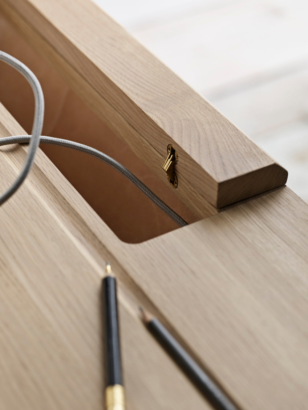 Graceful desk oak wood