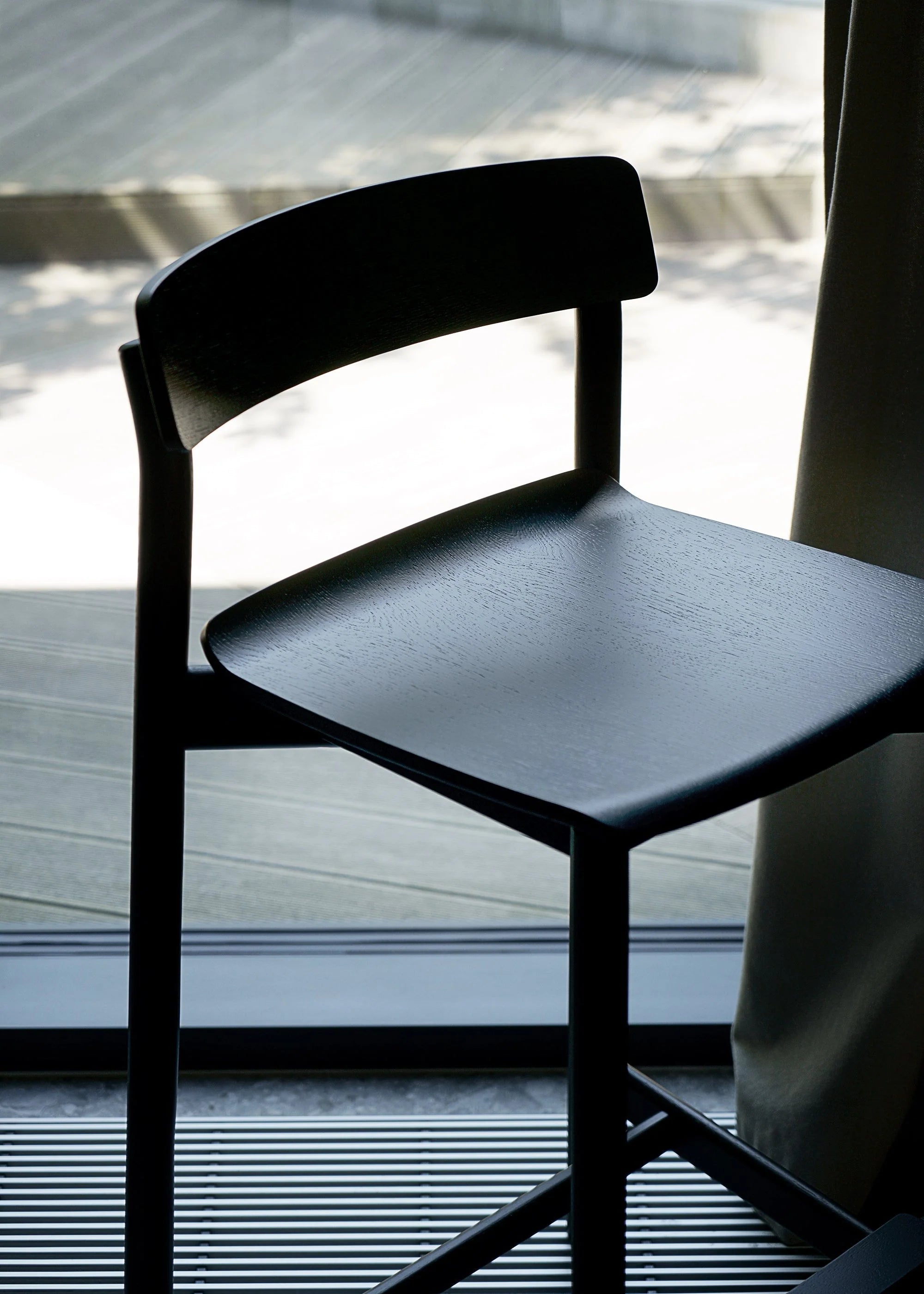 ARCHE stool black oak wood