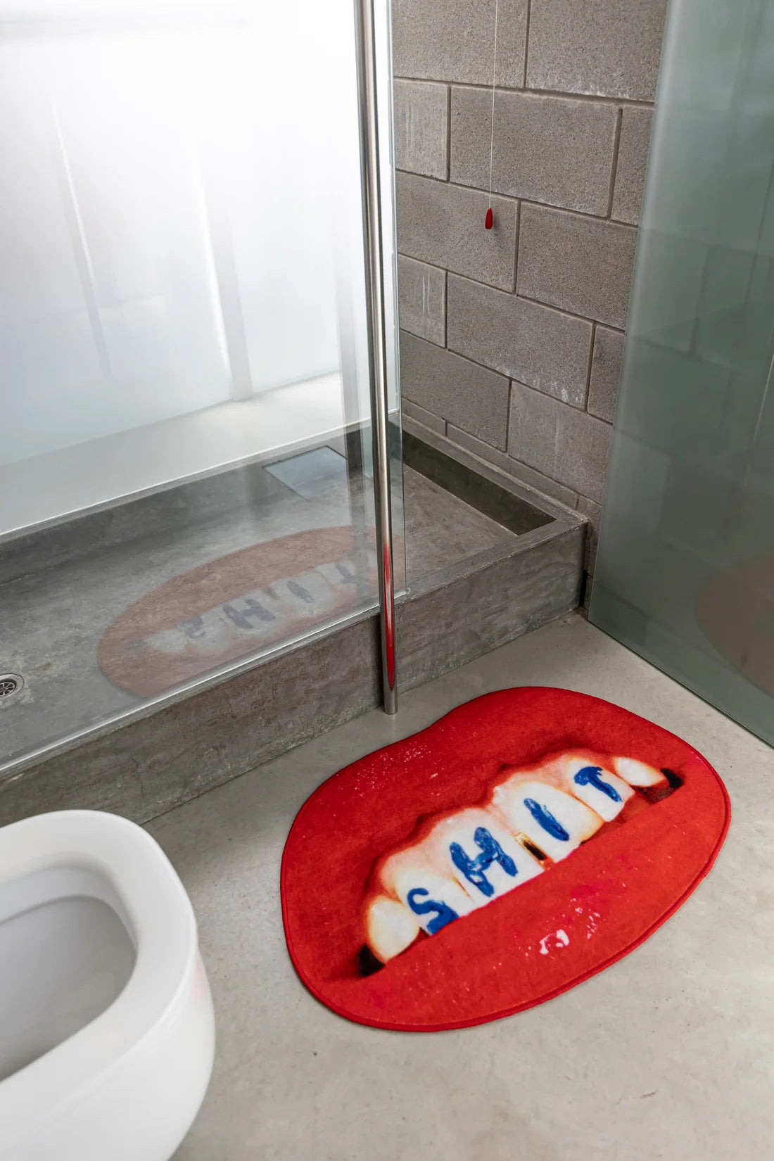Dekorativer Teppich in Lippenform SHIT rot